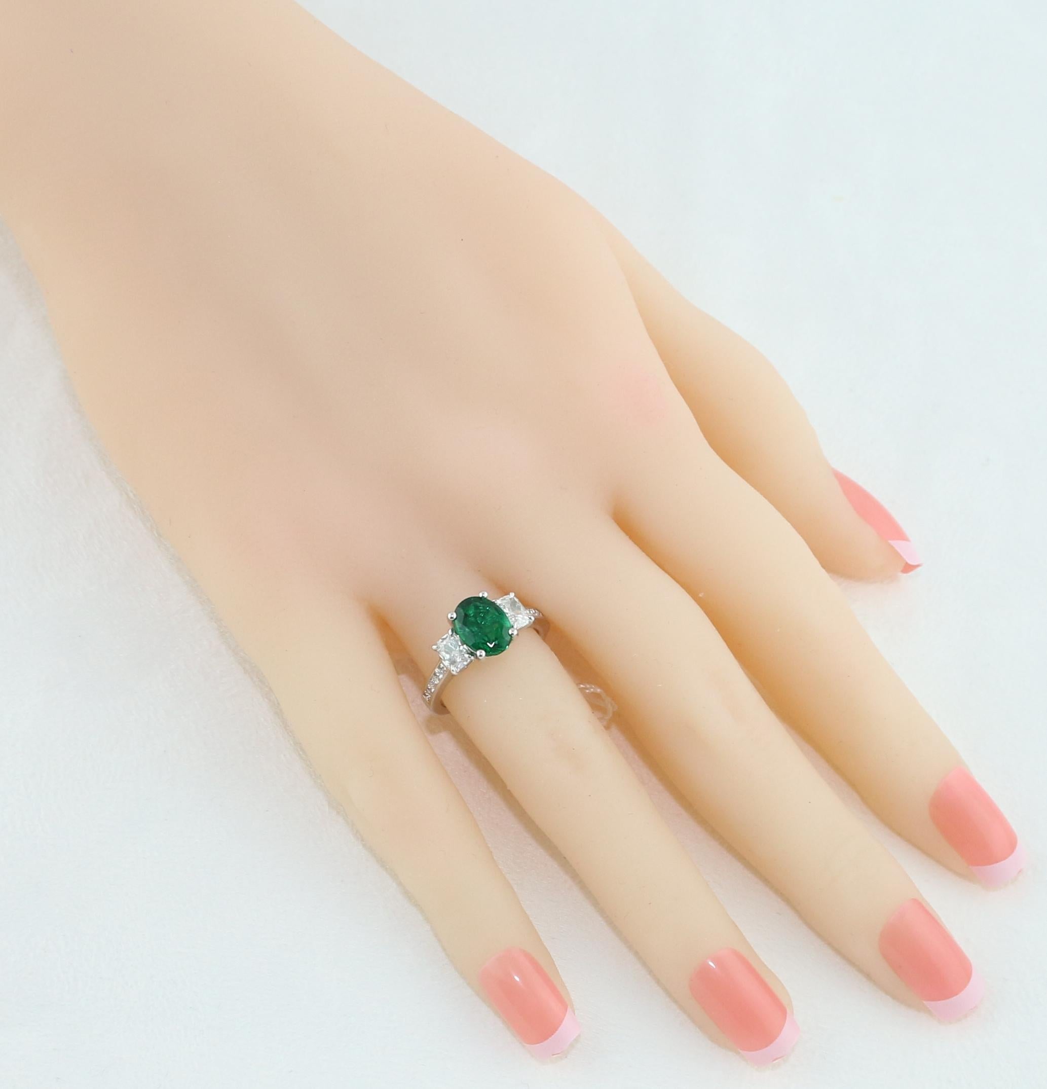 AGL-zertifizierter 1,55 Karat ovaler Smaragd-Dreistein-Diamant-Goldring (Ovalschliff) im Angebot