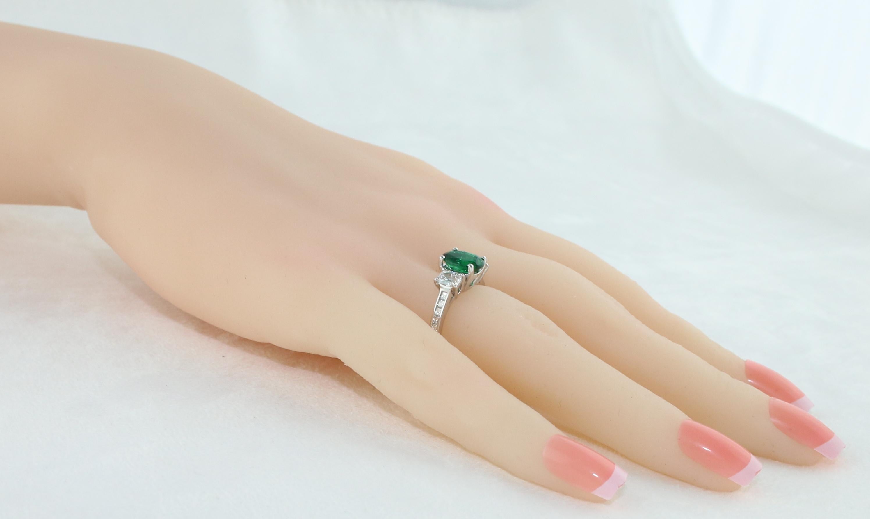 AGL Certified 1.55 Carat Oval Emerald Three-Stone Diamond Gold Ring In New Condition For Sale In New York, NY