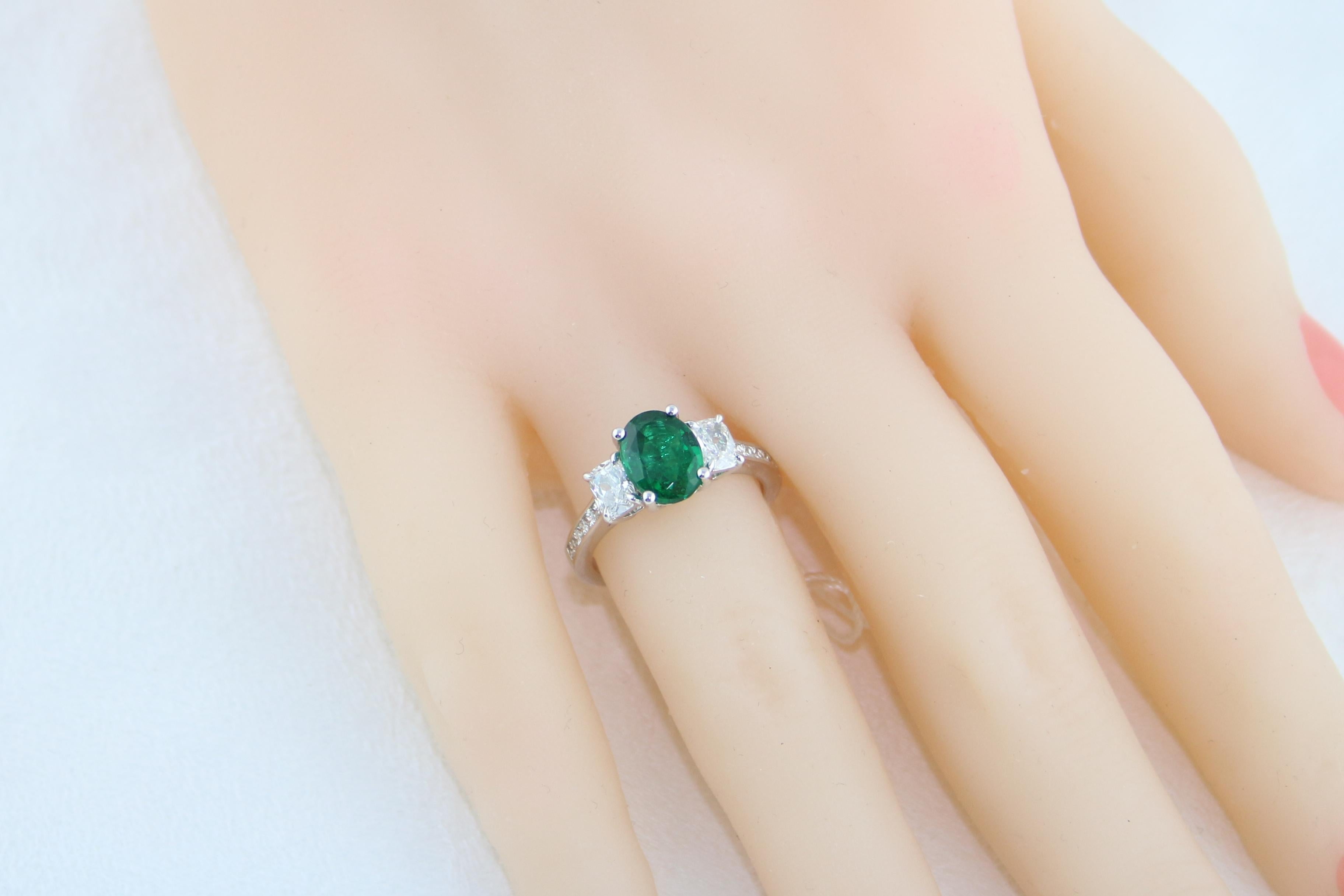 AGL-zertifizierter 1,55 Karat ovaler Smaragd-Dreistein-Diamant-Goldring im Angebot 3