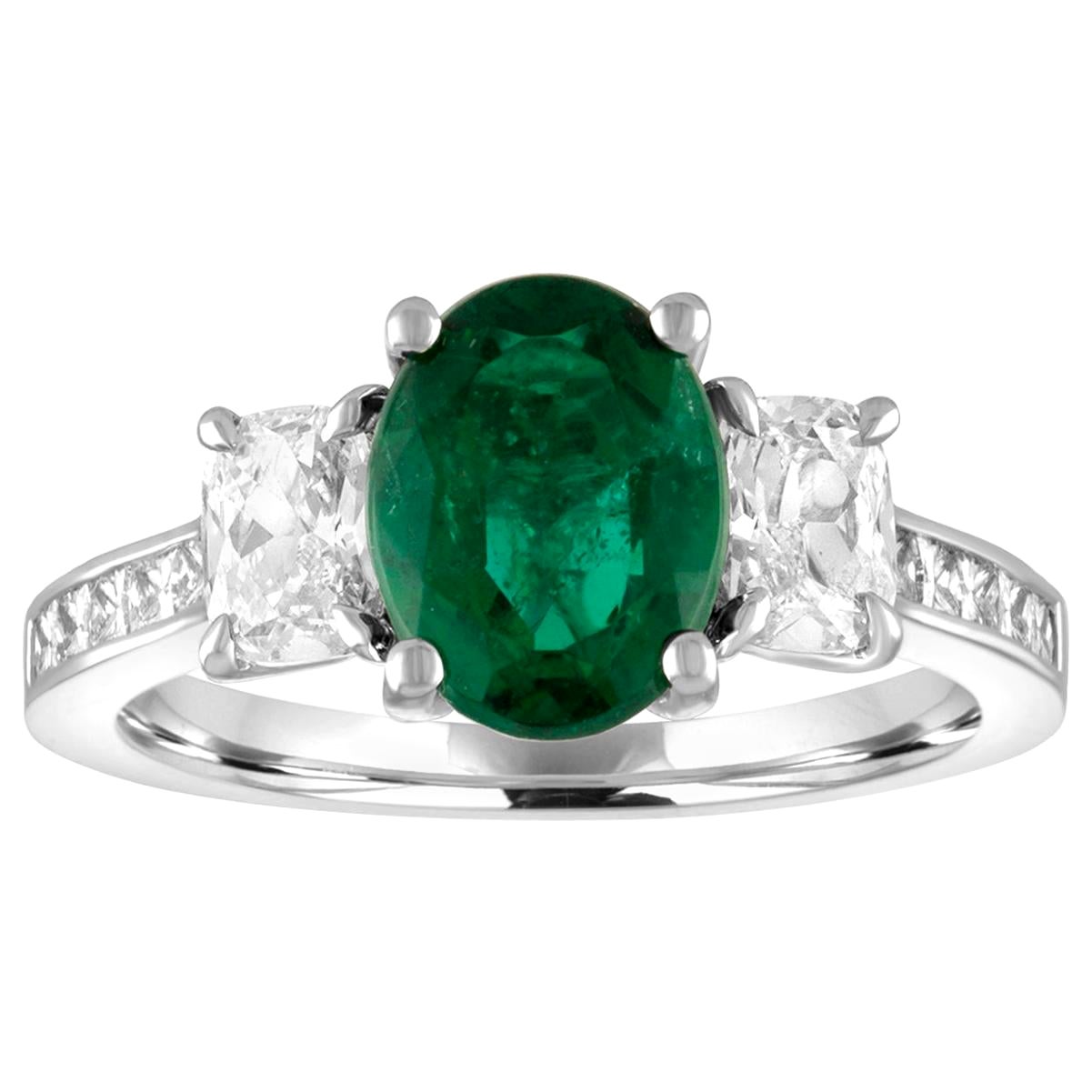 Anello d'oro con smeraldo ovale e tre pietre con diamante certificato AGL da 1,55 carati