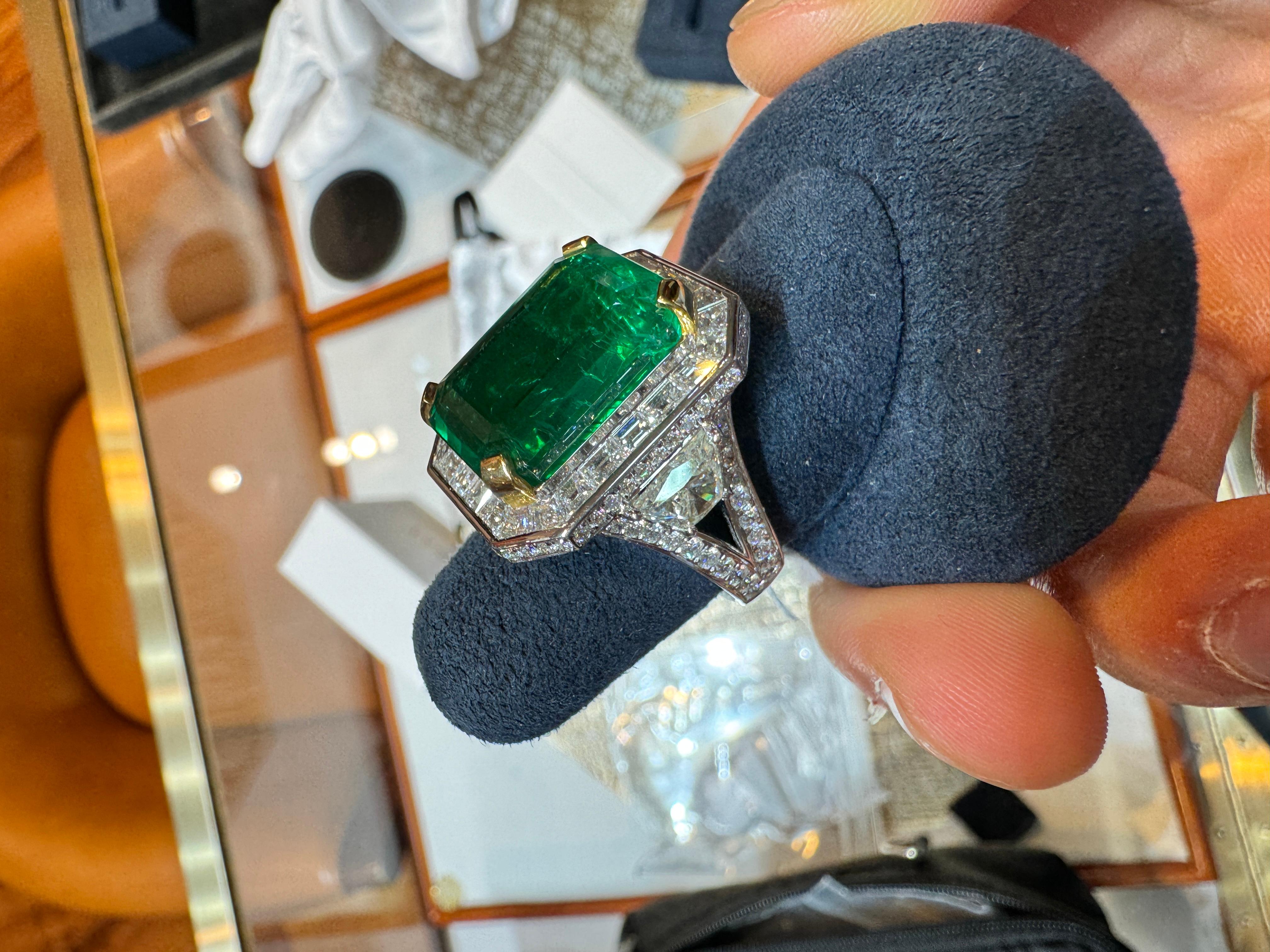 Emerald Cut AGL Certified 15.78 Carat No Oil Brazil Emerald & Diamond Ring in 18K Gold For Sale