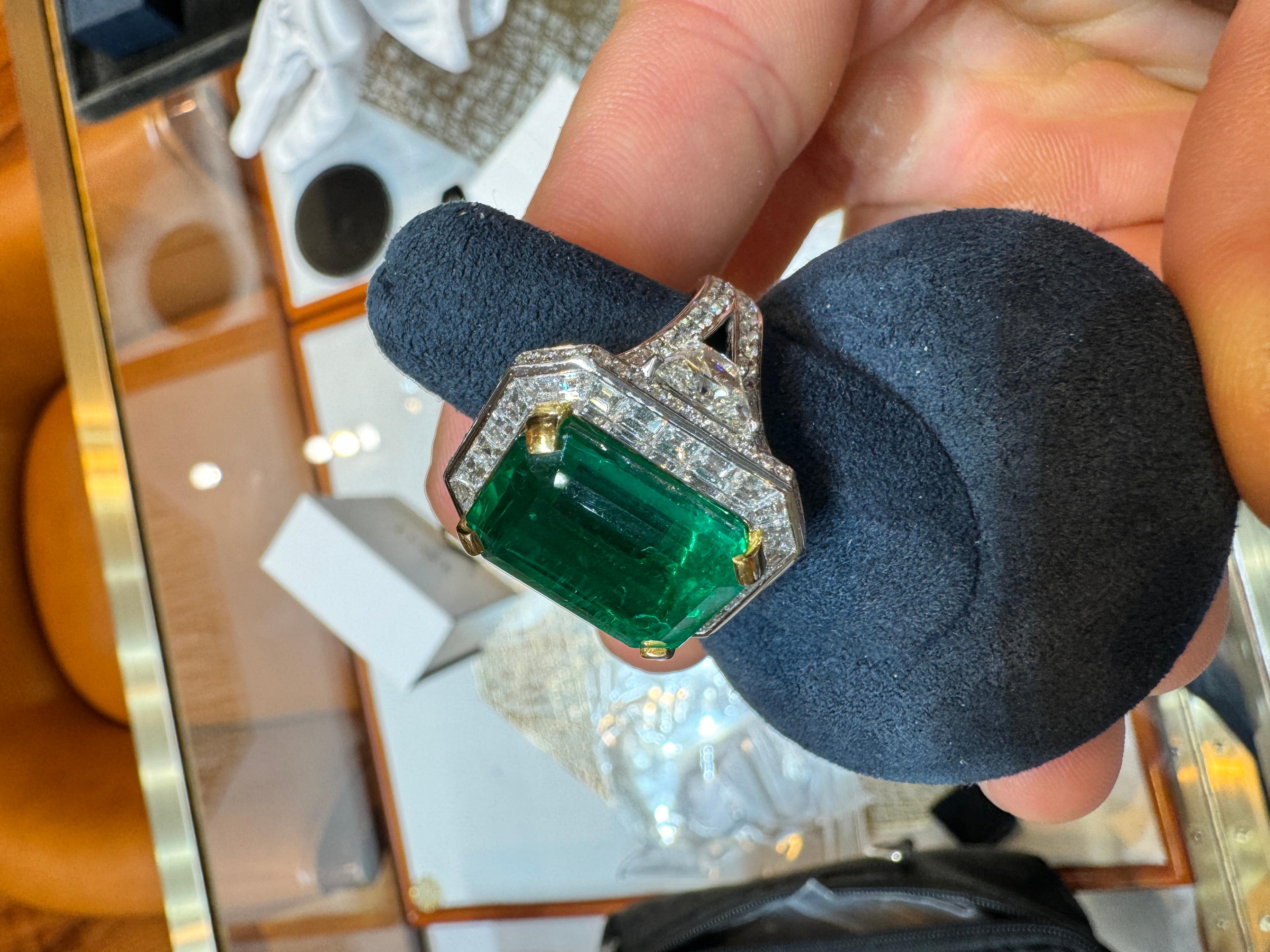 AGL Certified 15.78 Carat No Oil Brazil Emerald & Diamond Ring in 18K Gold In New Condition For Sale In Miami, FL