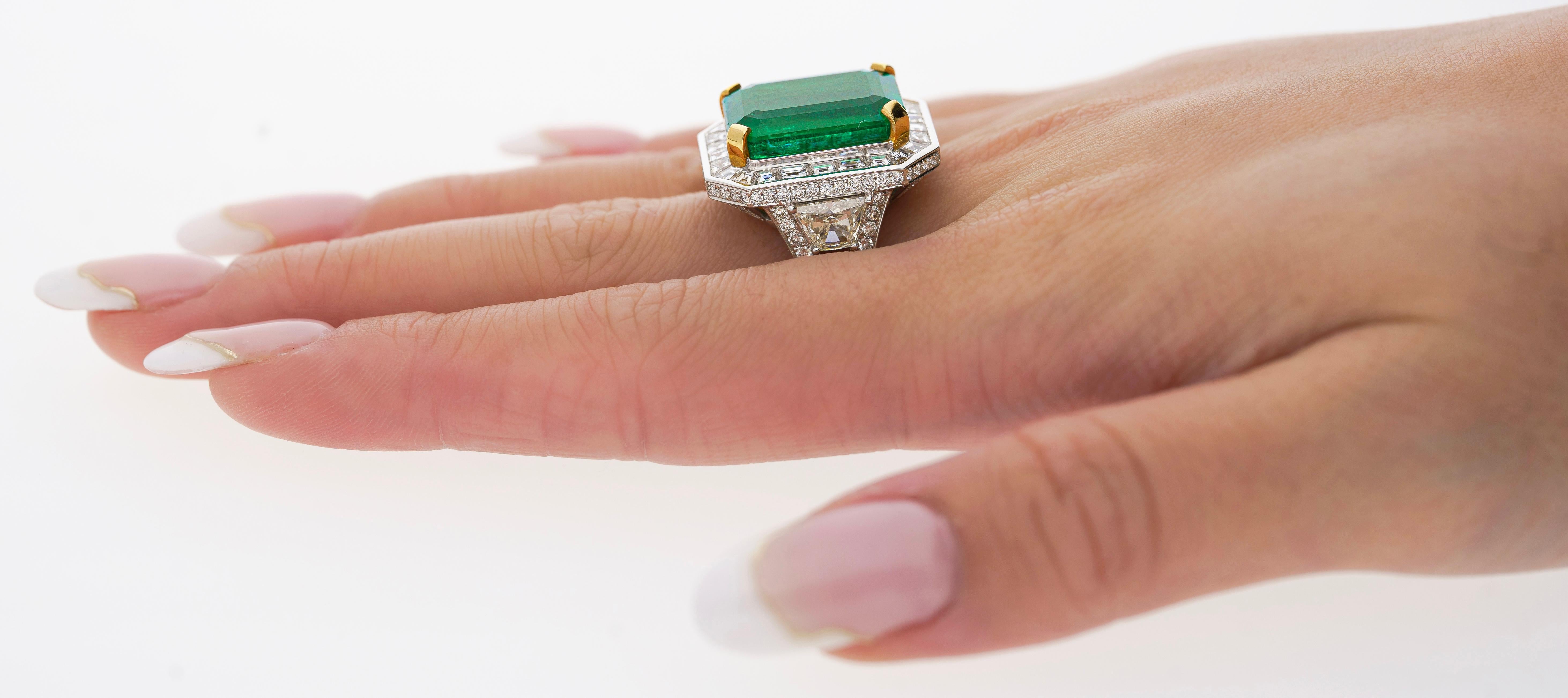 AGL Certified 15.78 Carat No Oil Brazil Emerald & Diamond Ring in 18K Gold For Sale 1