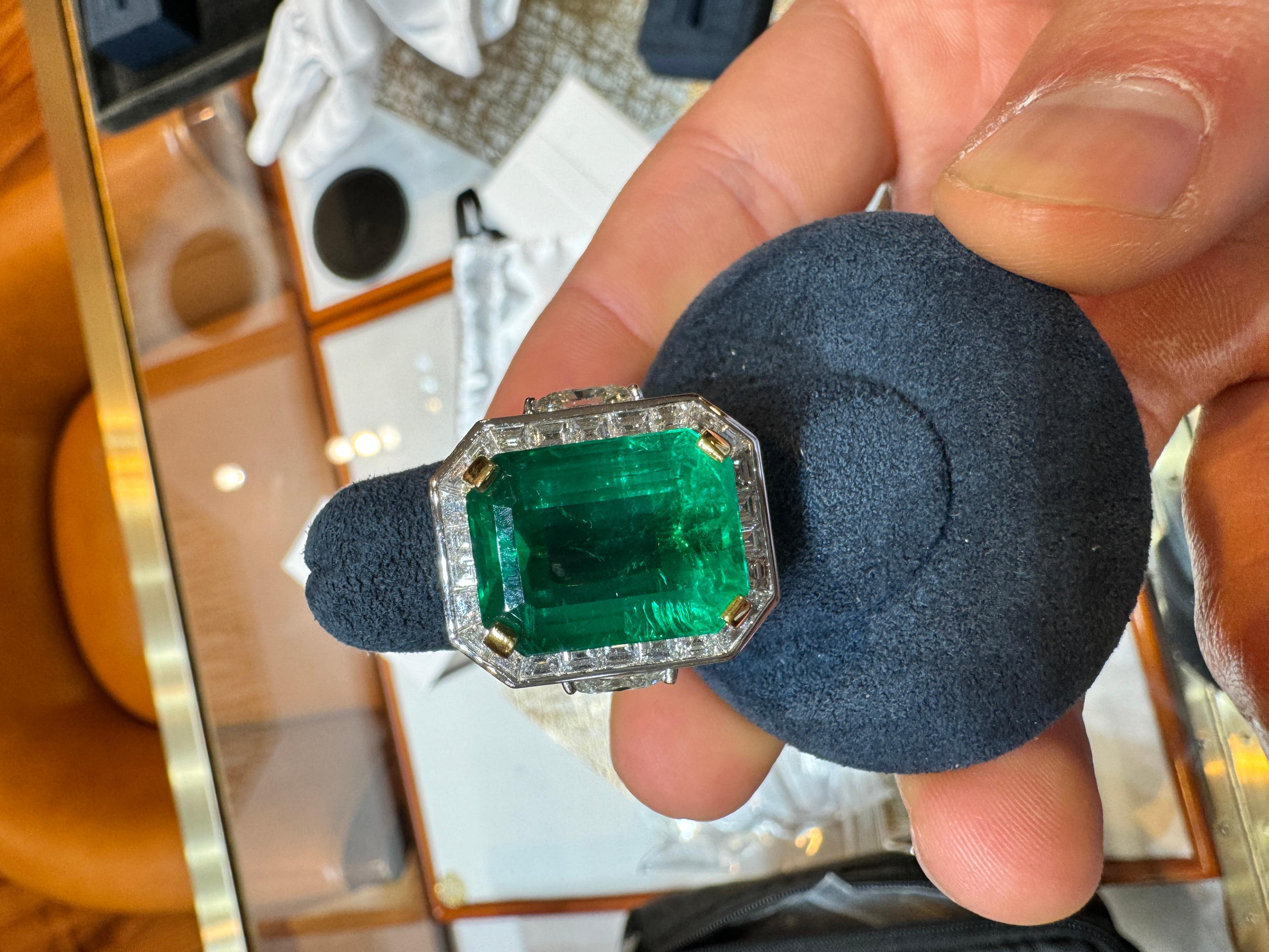 Women's AGL Certified 15.78 Carat No Oil Brazil Emerald & Diamond Ring in 18K Gold For Sale