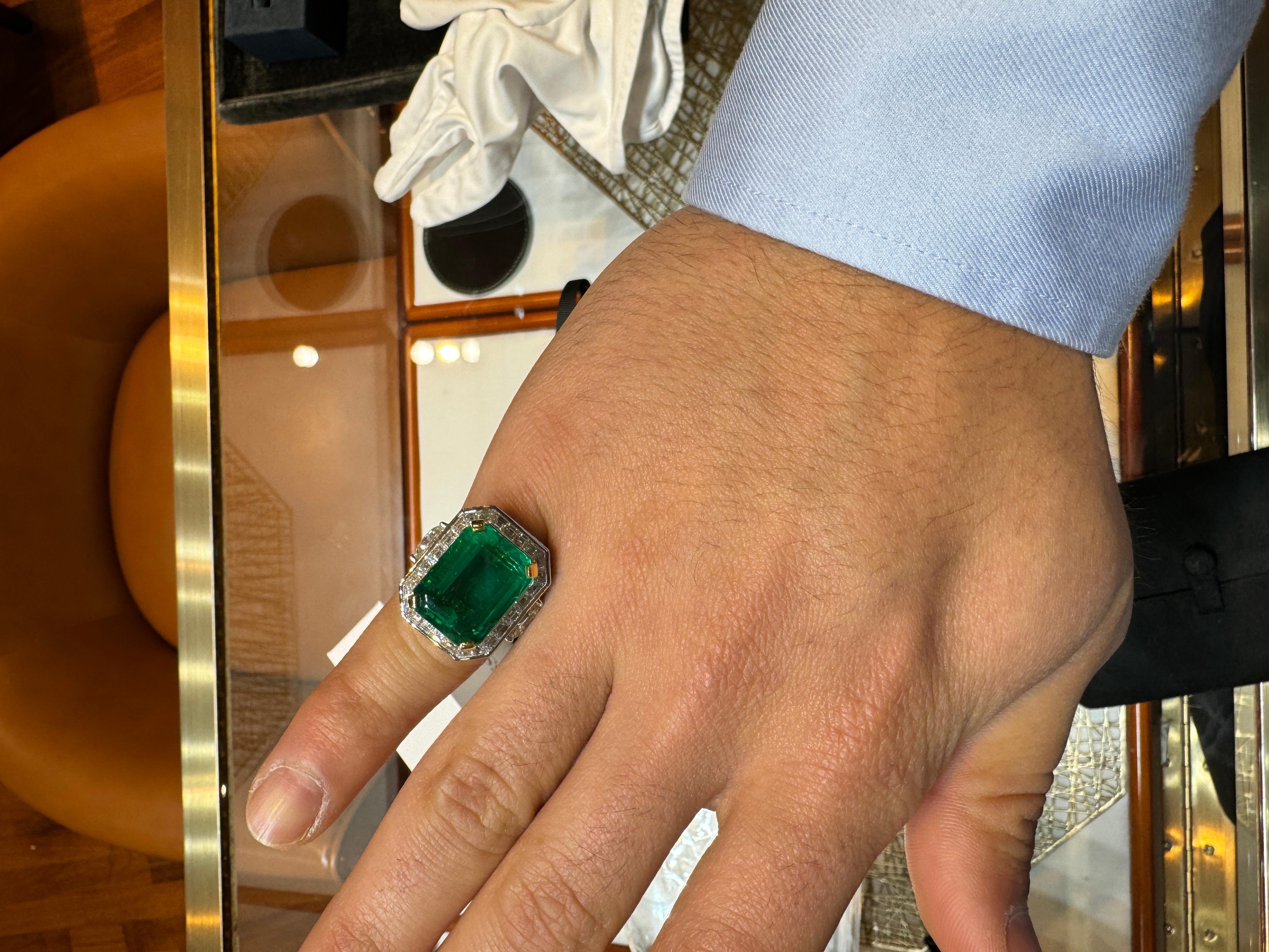 AGL Certified 15.78 Carat No Oil Brazil Emerald & Diamond Ring in 18K Gold For Sale 1