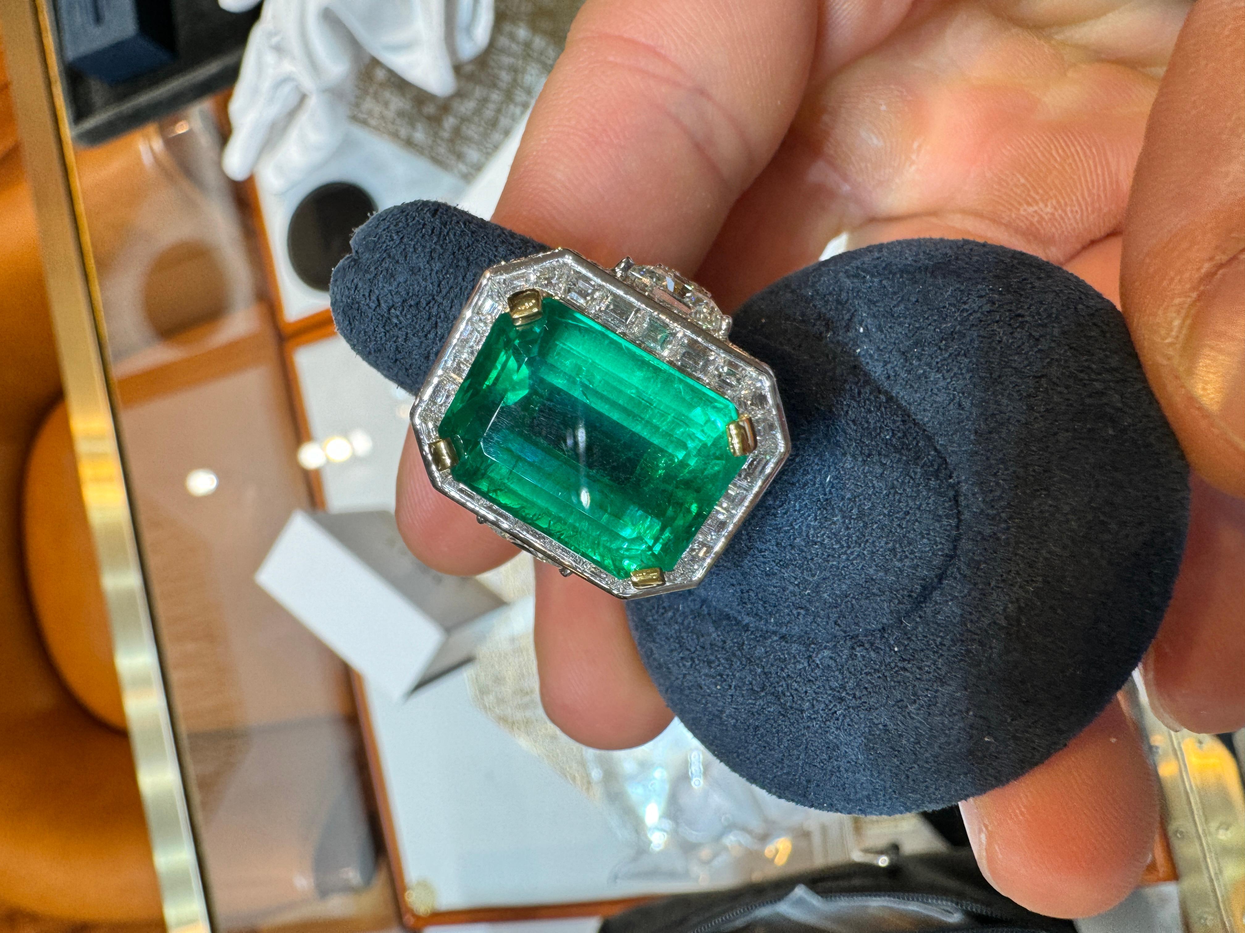 AGL Certified 15.78 Carat No Oil Brazil Emerald & Diamond Ring in 18K Gold For Sale 2