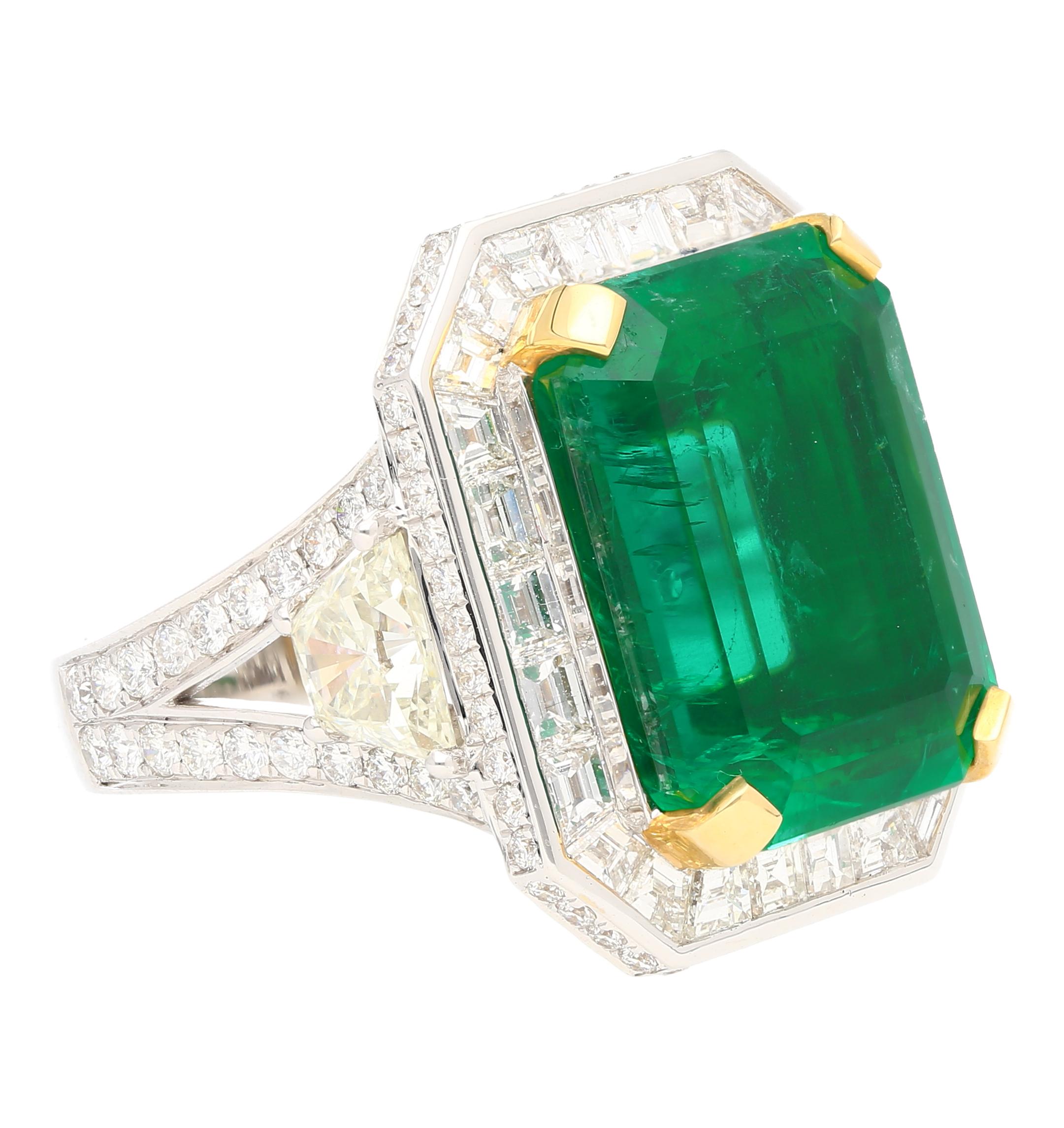 AGL Certified 15.78 Carat No Oil Brazil Emerald & Diamond Ring in 18K Gold In New Condition For Sale In Miami, FL