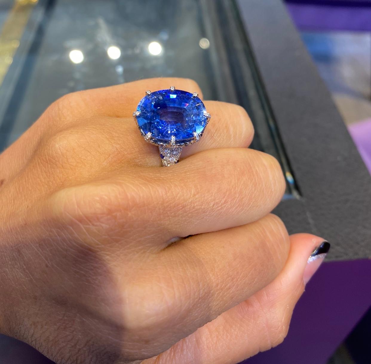 AGL Certified 16 Carat Ceylon Sapphire Diamond Cocktail Ring Moderno en venta