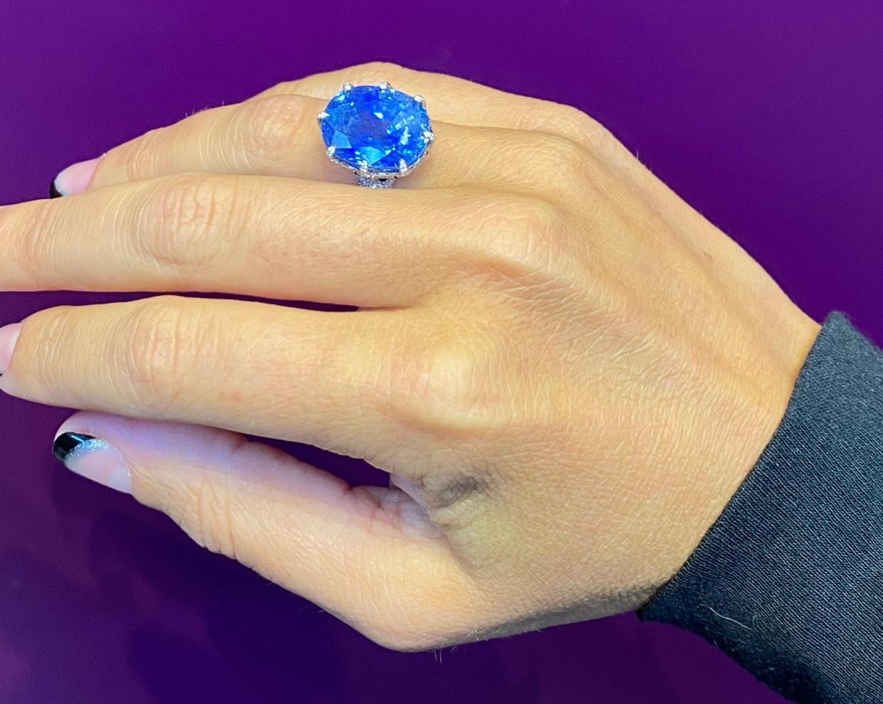 AGL Certified 16 Carat Ceylon Sapphire Diamond Cocktail Ring Corte cojín en venta