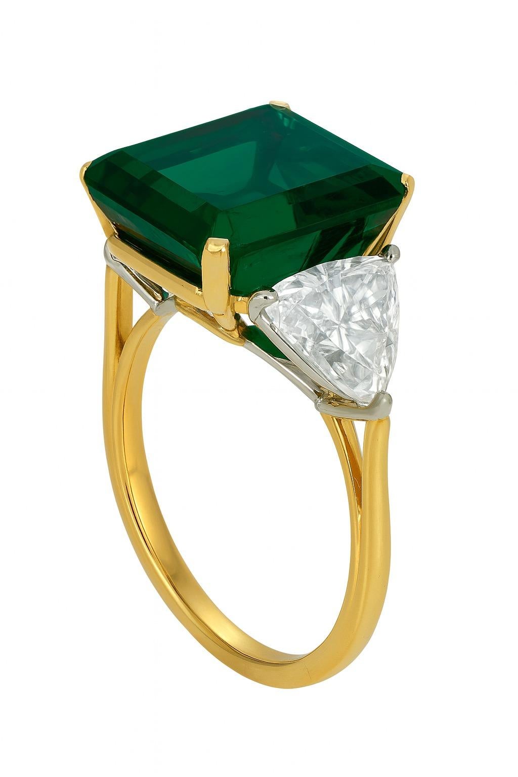 Anillo de oro amarillo de 18 quilates con esmeralda zambiana de 16,55 quilates y trillones de diamantes en los lados, certificado por AGL

Un espectacular anillo centrado con una vibrante esmeralda natural de Zambia de 16,55 quilates, certificada