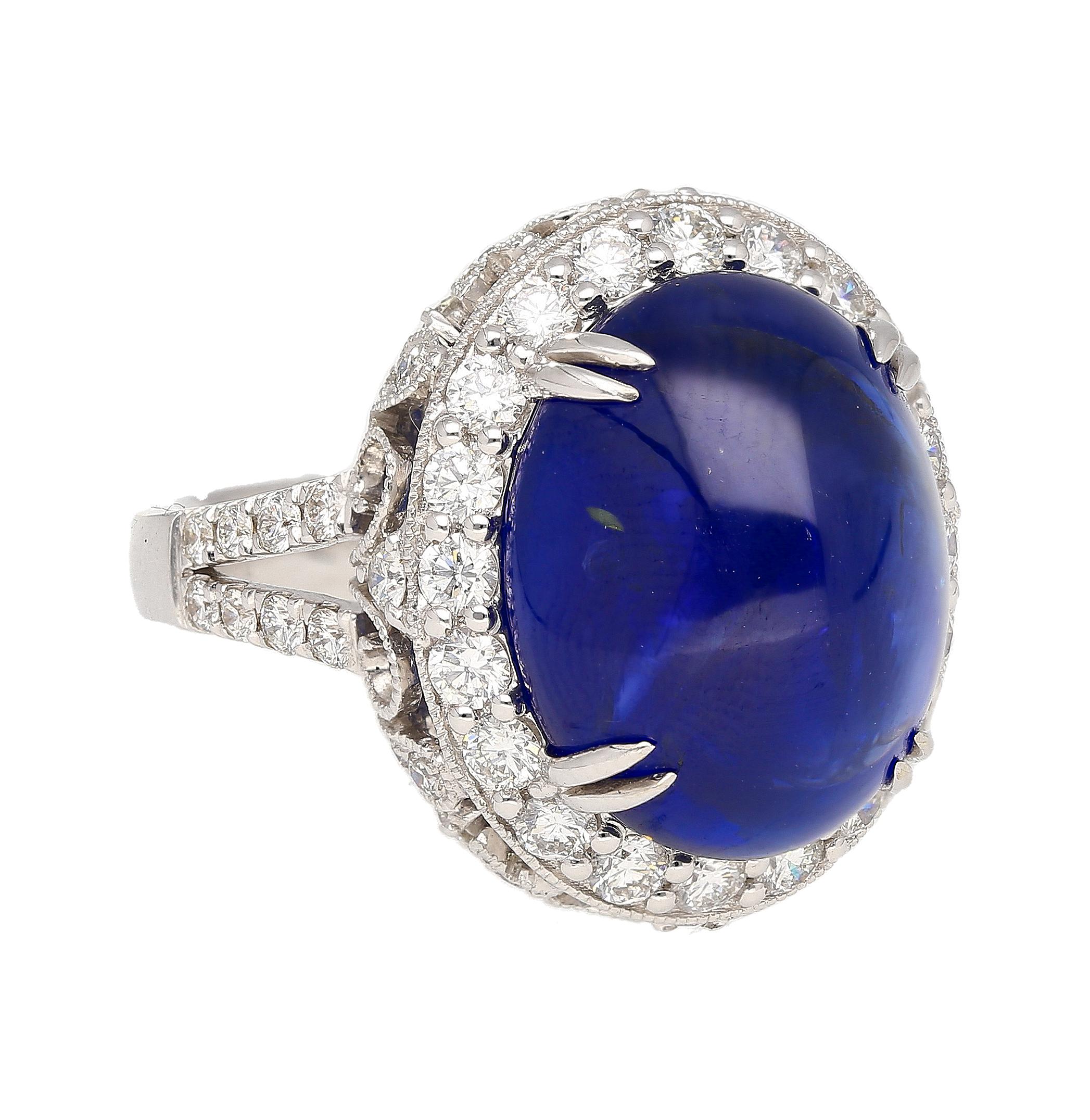 Rétro Bague en saphir bleu de Ceylan cabochon certifié AGL de 16,68 carats avec halo de diamants en vente