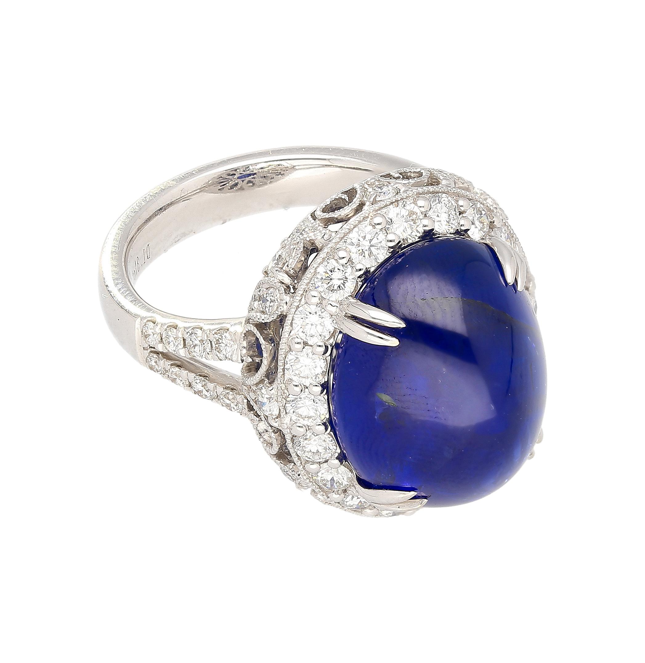 Taille ovale Bague en saphir bleu de Ceylan cabochon certifié AGL de 16,68 carats avec halo de diamants en vente