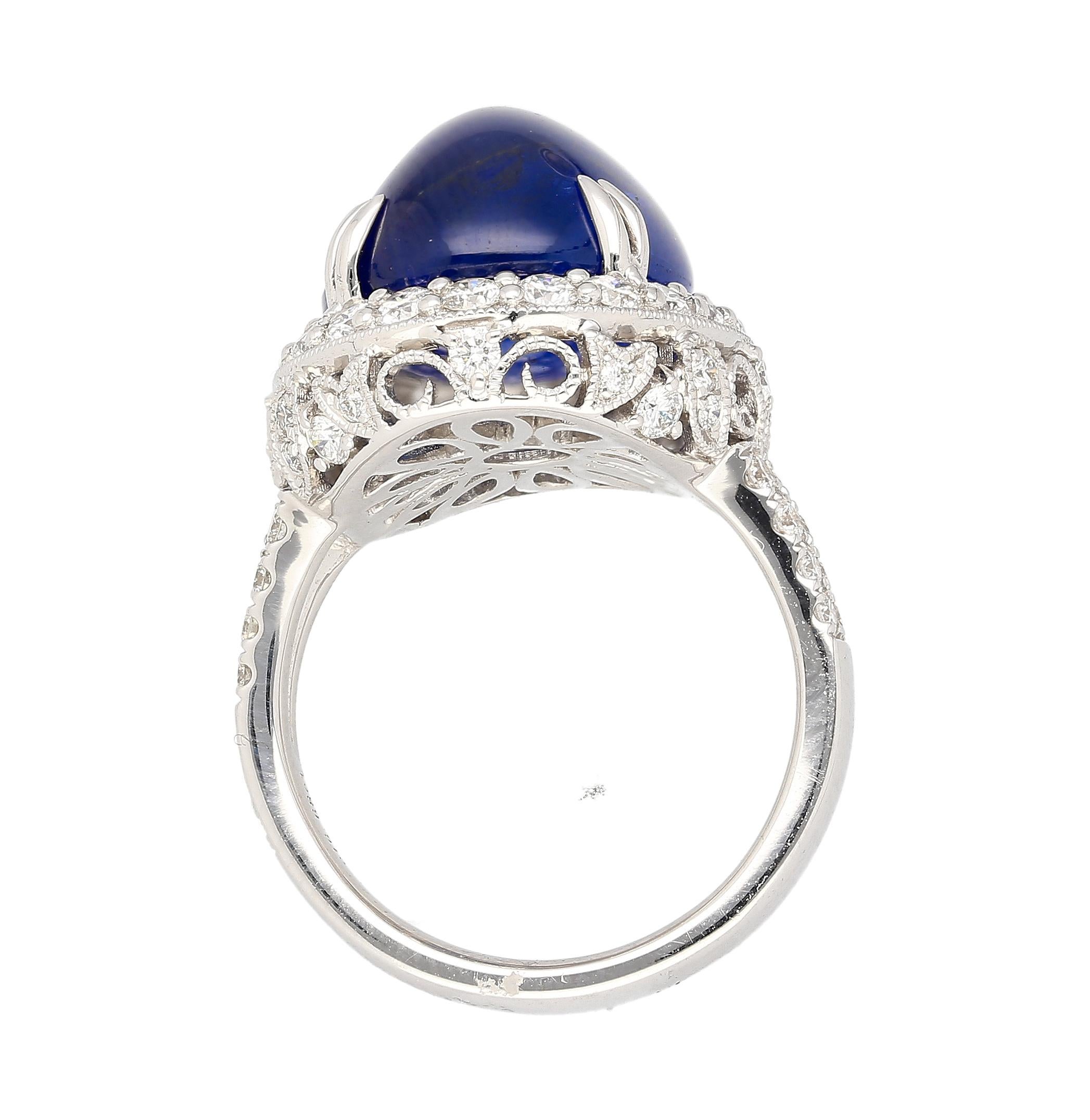 Bague en saphir bleu de Ceylan cabochon certifié AGL de 16,68 carats avec halo de diamants en vente 1