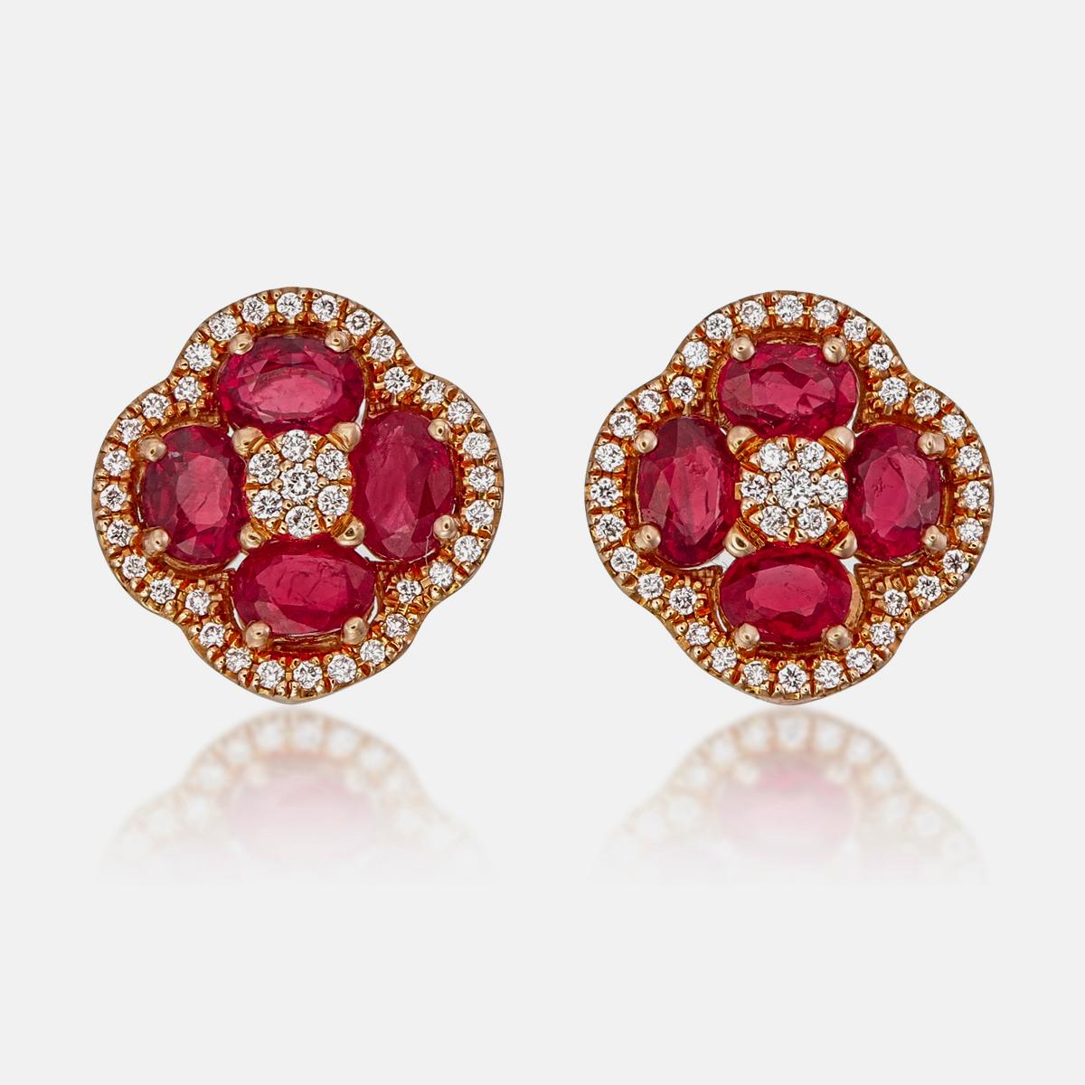 Un paio di raffinati orecchini senza tempo con rubini e diamanti in oro 18 carati. Questo paio di orecchini abbraccia il minimalismo con il suo design semplice, ma allo stesso tempo elegante, adatto a un abbigliamento lifestyle.

- Ci sono rubini