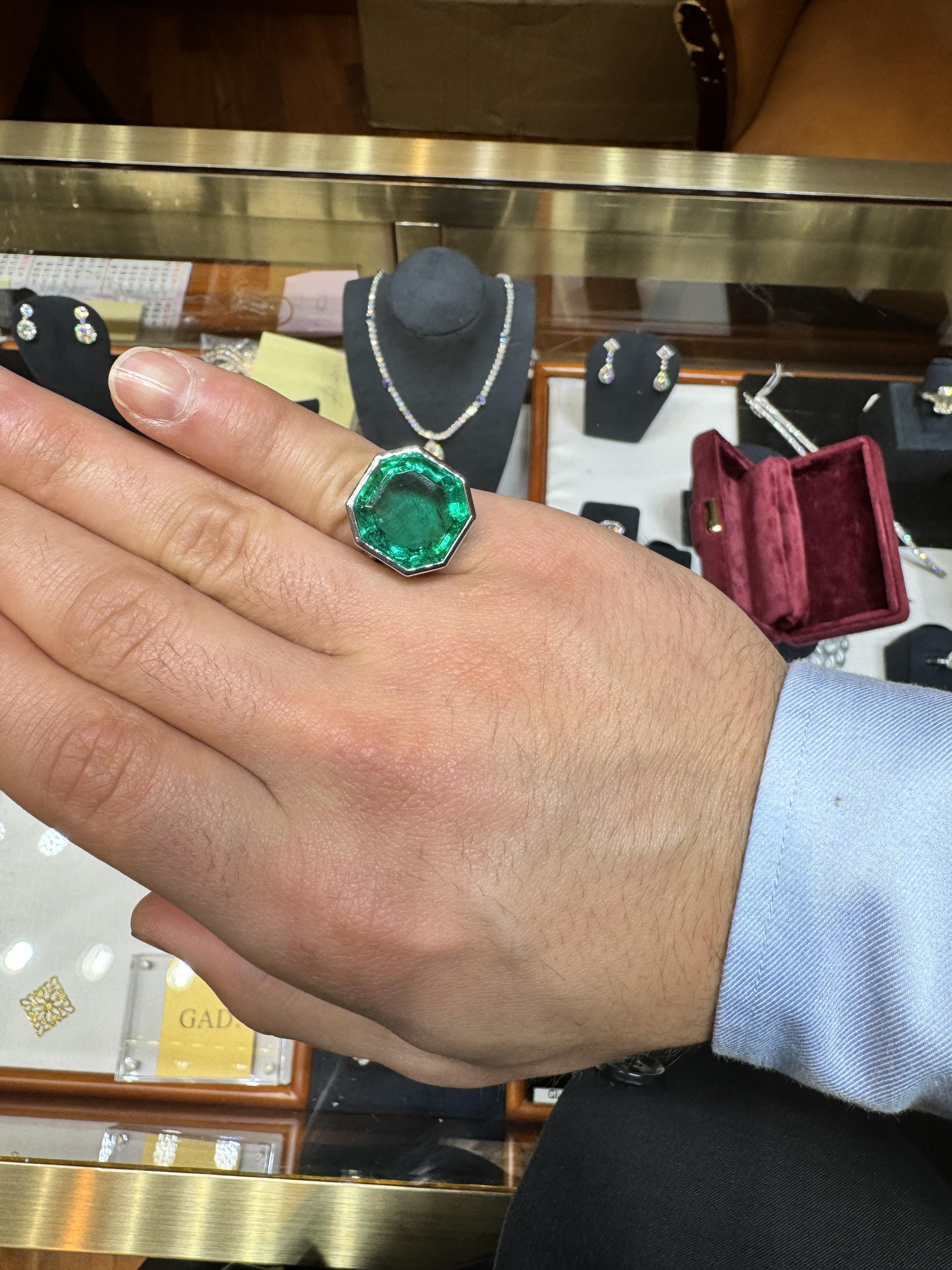 AGL-zertifizierter 17 Karat Achteckschliff kleiner Ölring mit kolumbianischem Smaragd in Lünette im Angebot 5