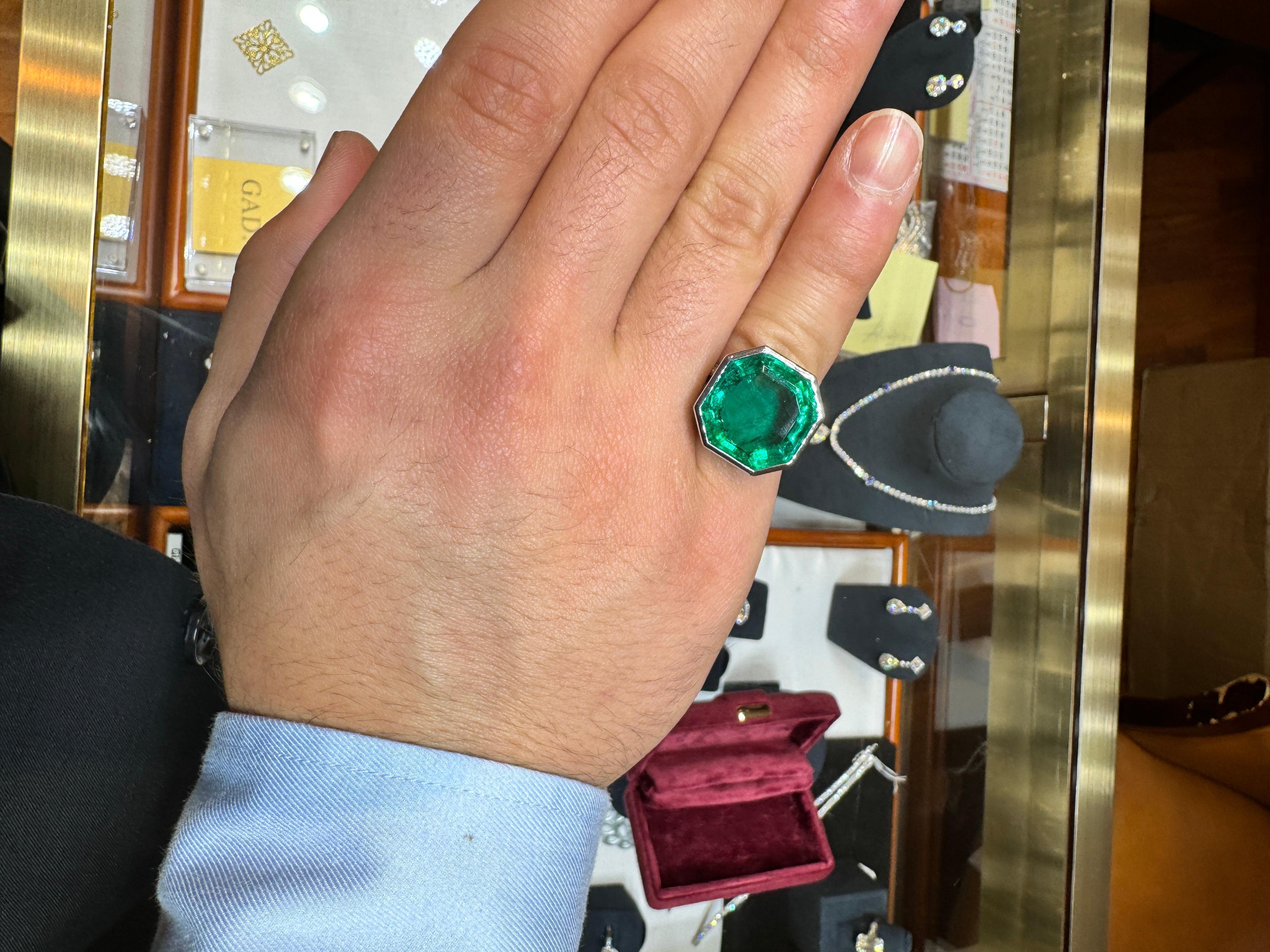 AGL-zertifizierter 17 Karat Achteckschliff kleiner Ölring mit kolumbianischem Smaragd in Lünette im Angebot 1