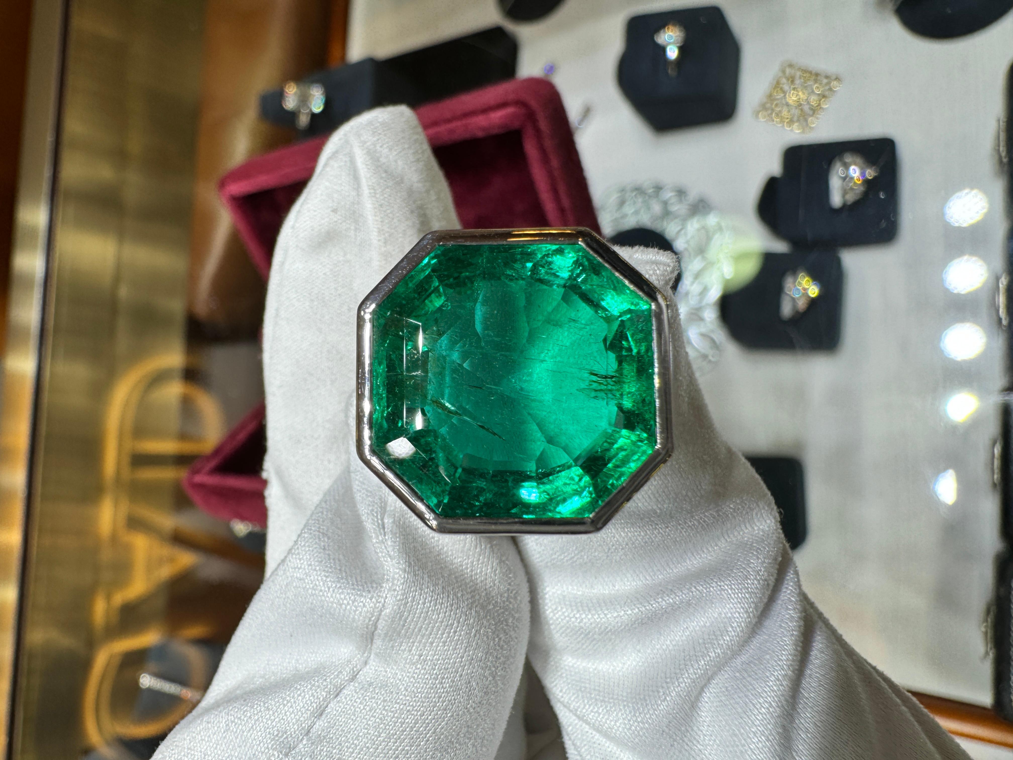 AGL-zertifizierter 17 Karat Achteckschliff kleiner Ölring mit kolumbianischem Smaragd in Lünette im Angebot 2