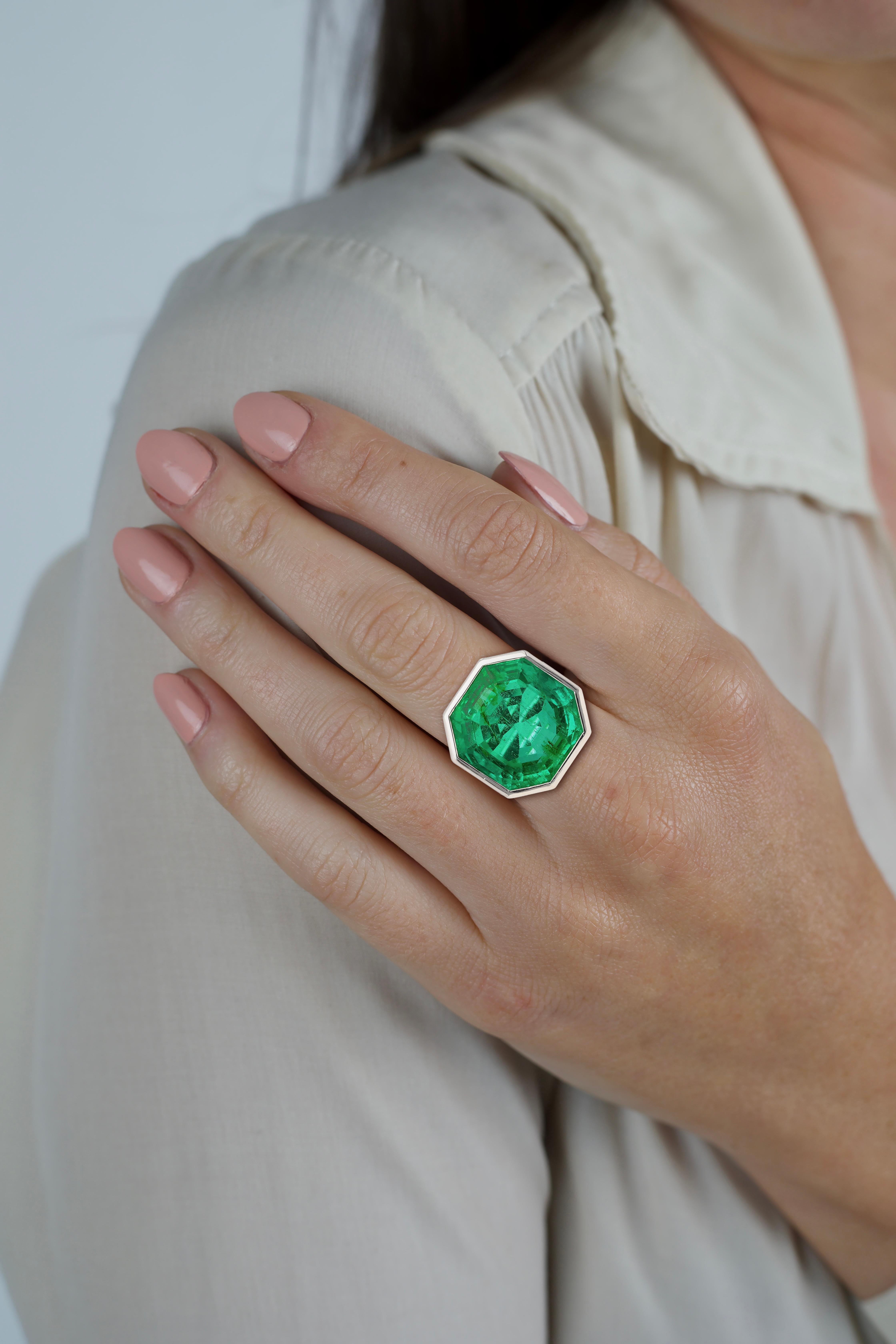 Women's or Men's AGL Certified 17 Carat Octagonal Cut Minor Oil Colombian Emerald Bezel Set Ring For Sale