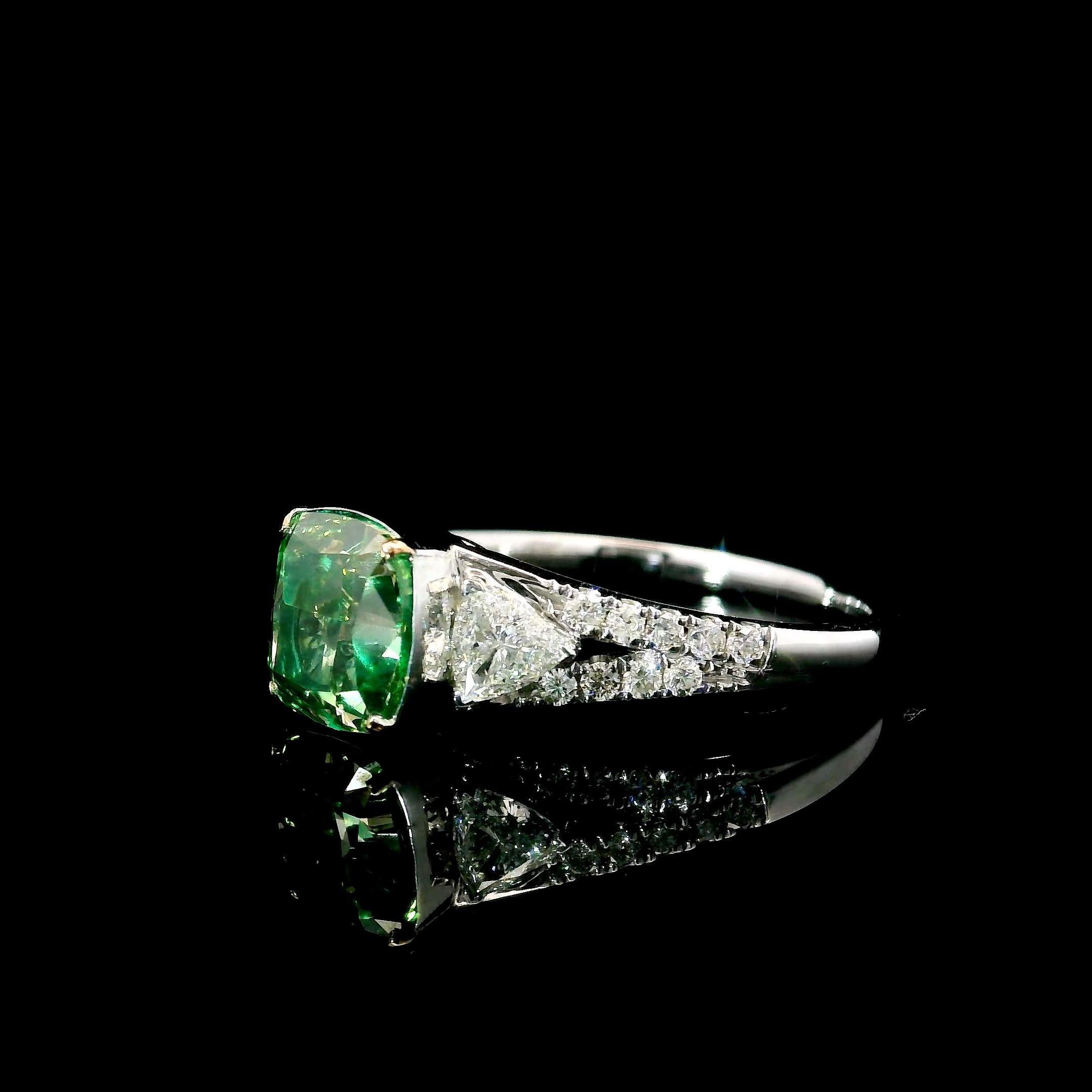 AGL Certified 1.71 Carat Fancy Green VS Clarity Diamond Ring In New Condition For Sale In บางรัก, TH