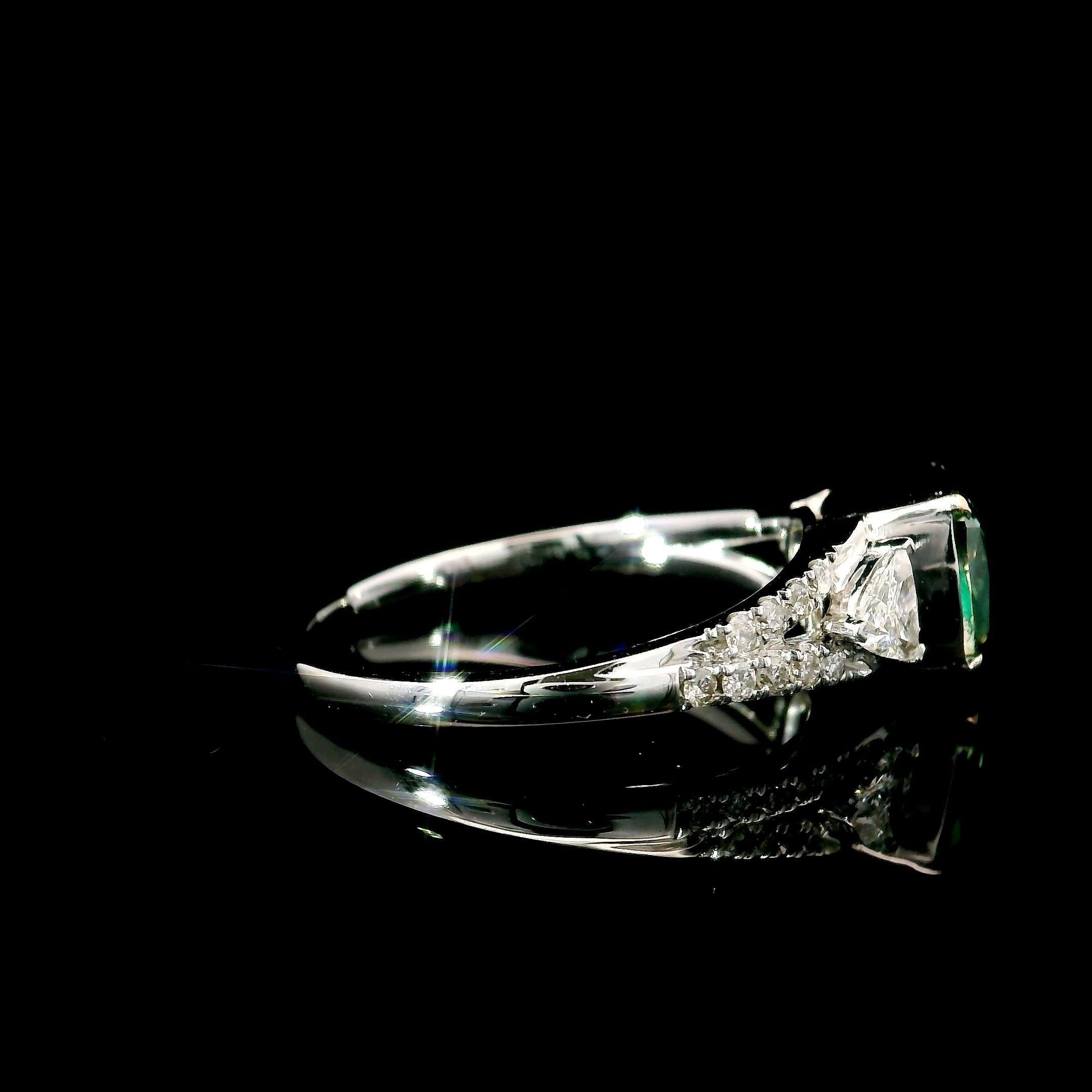 AGL Certified 1.71 Carat Fancy Green VS Clarity Diamond Ring For Sale 2