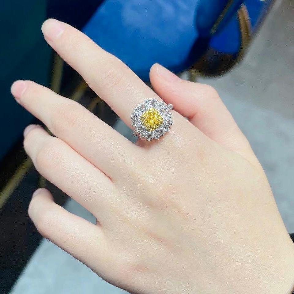 Anello con diamanti gialli e rosa taglio cuscino in oro 18 carati certificato AGL

1 Diamante giallo - 1,01 CT
Diamanti taglio rosa - 0,76 CT
Peso totale - 4,28 GM
