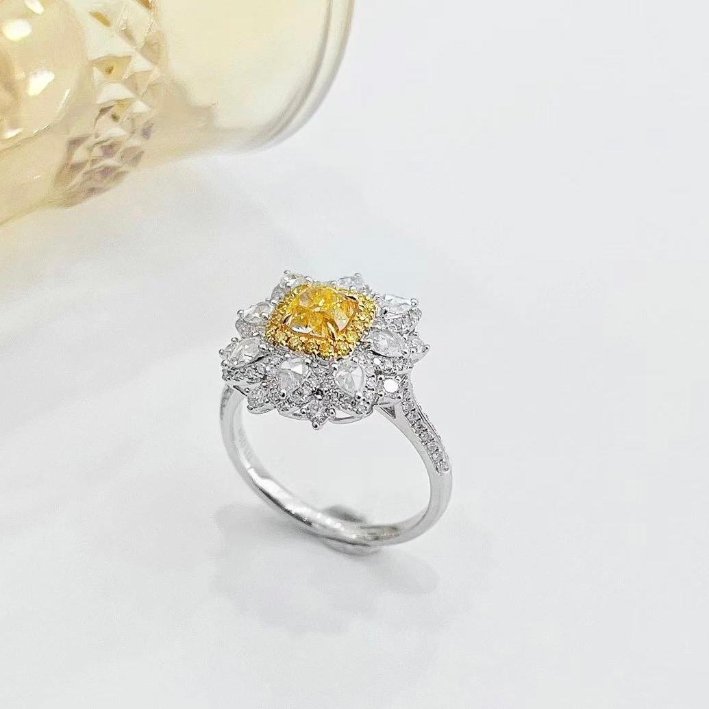 Moderno Anello con diamanti gialli e rosa taglio cuscino in oro 18 carati certificato AGL in vendita