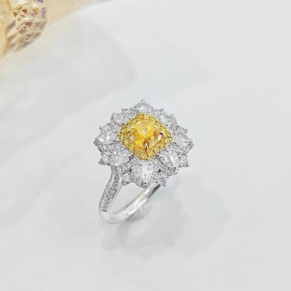 Taglio cuscino Anello con diamanti gialli e rosa taglio cuscino in oro 18 carati certificato AGL in vendita
