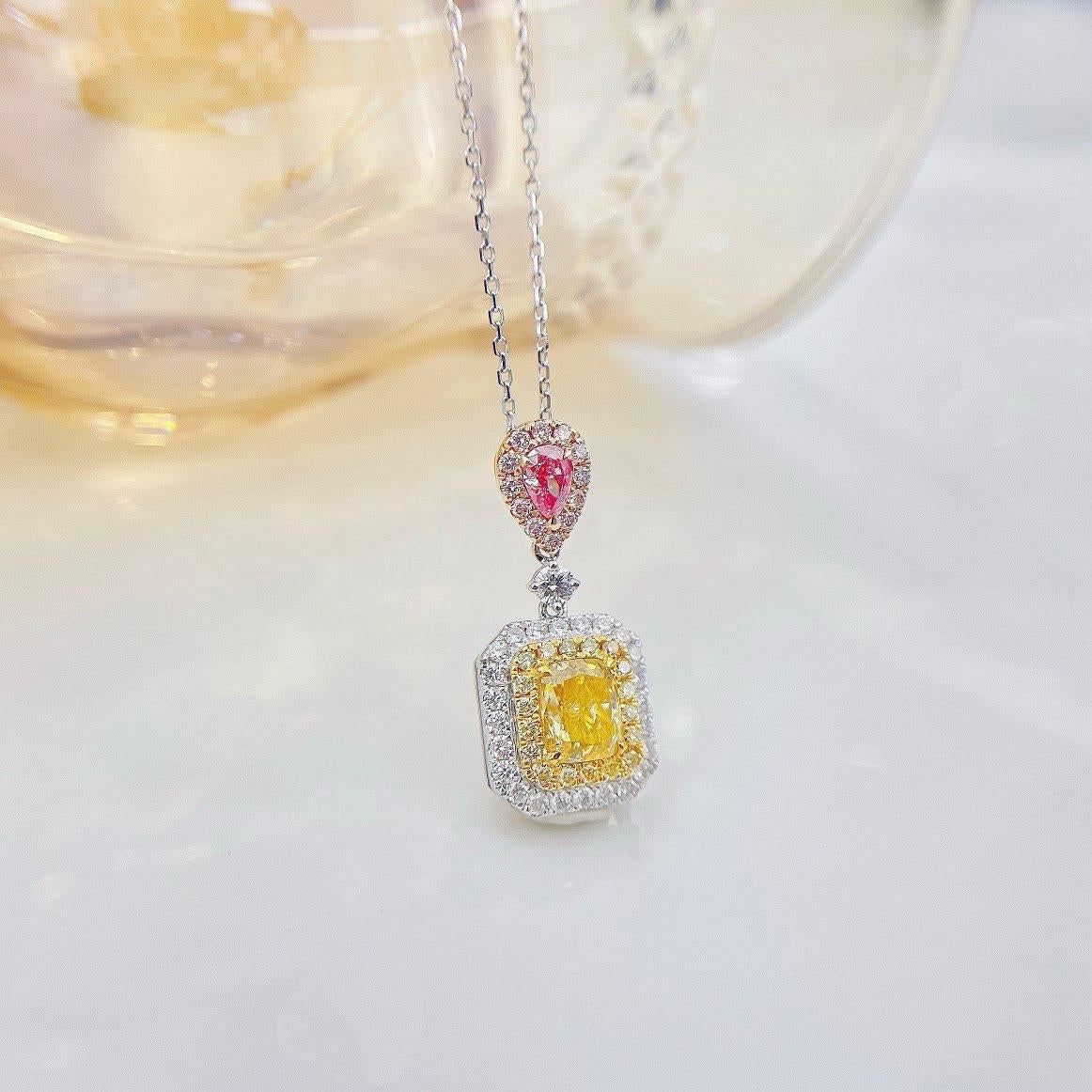 Colgante de oro amarillo fantasía y diamante rosa certificado AGL de 18 quilates Moderno en venta