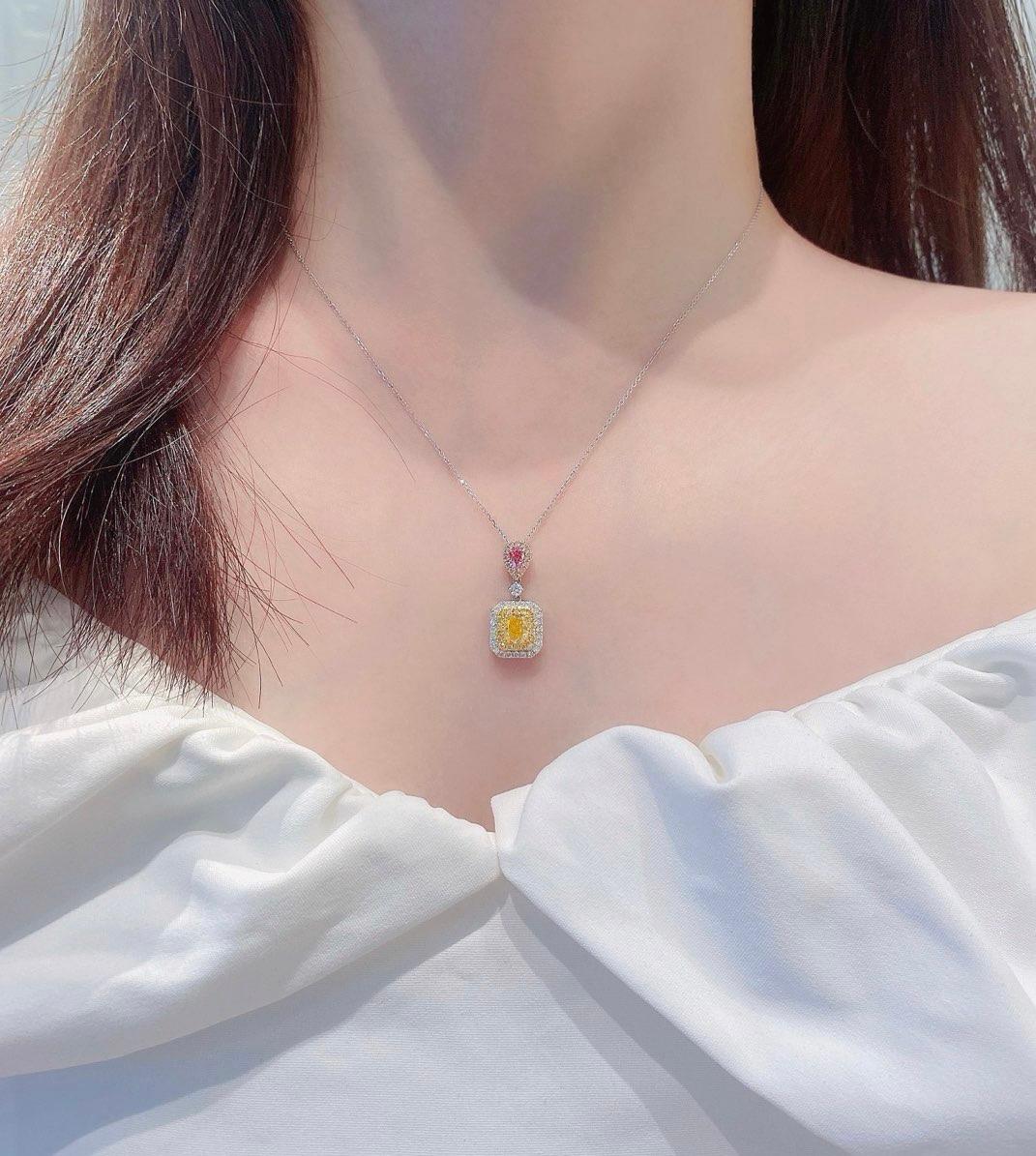 Colgante de oro amarillo fantasía y diamante rosa certificado AGL de 18 quilates en venta 1