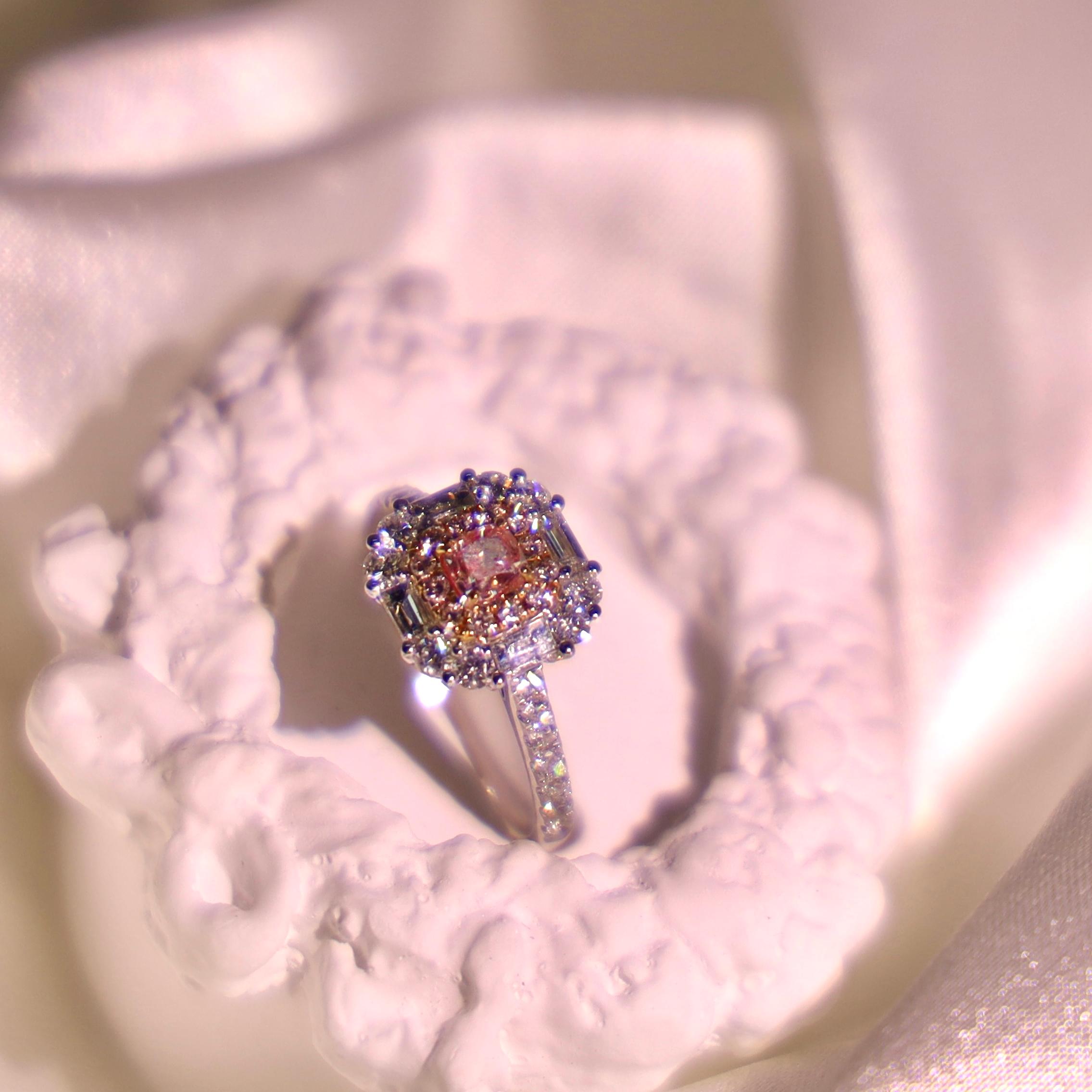 Taille coussin Bague en or blanc 18 carats certifiée AGL 0,32 CT Fancy Pink Diamond en vente
