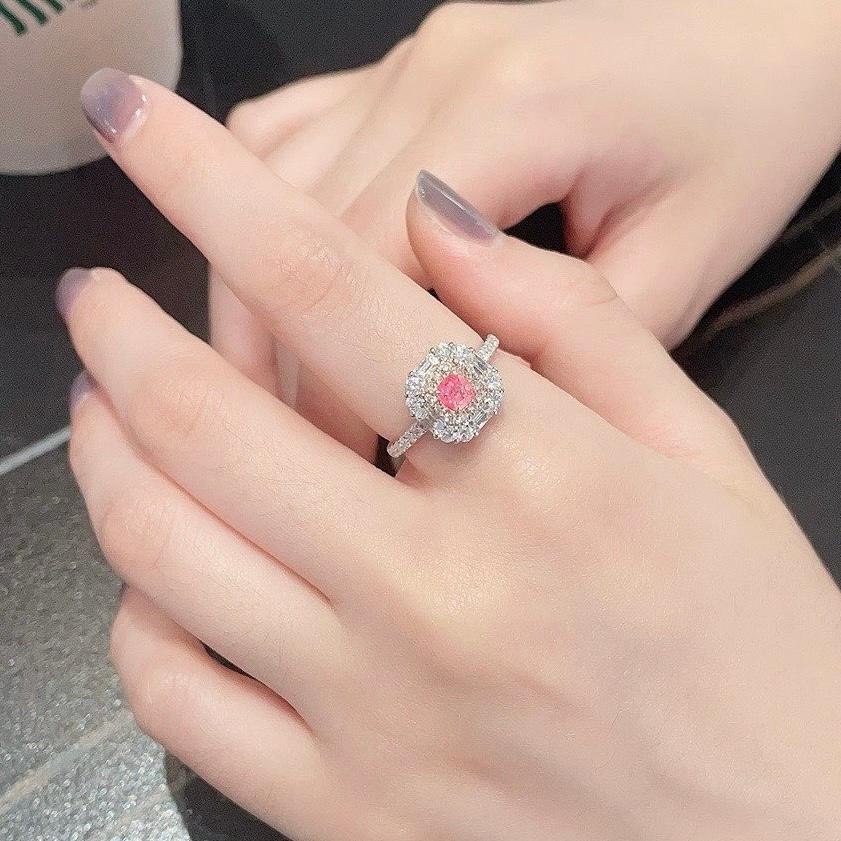 AGL Certified 18K White Gold 0.32 CT Fancy Pink Diamond Ring In New Condition For Sale In Kowloon, HK