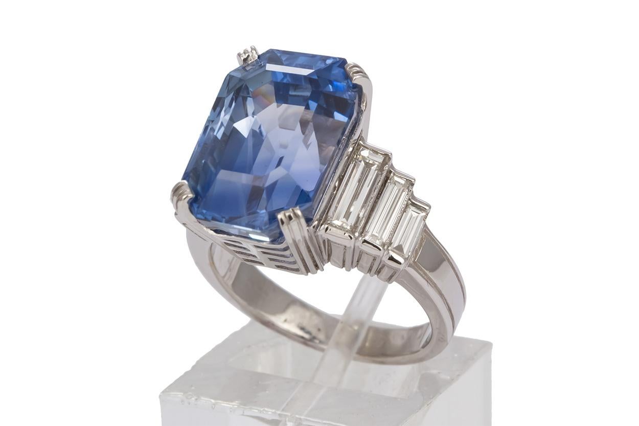 AGL Certified 18 Karat White Gold Ceylon Sapphire and Diamond Ring 14.08 Carat In Good Condition In Tustin, CA