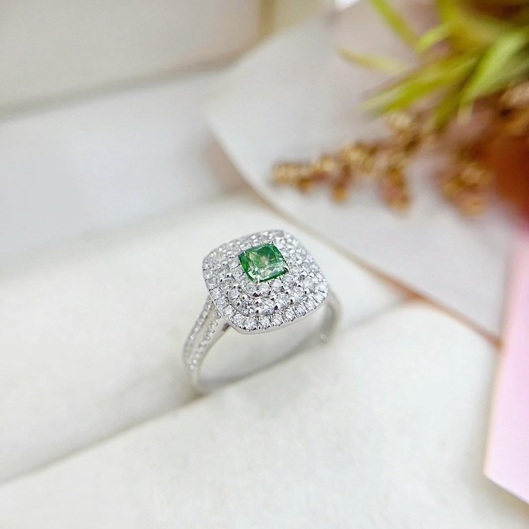 AGL Certified 18K White Gold Cushion-Cut Green Diamond Hollow Ring with Diamonds In New Condition For Sale In Kowloon, HK