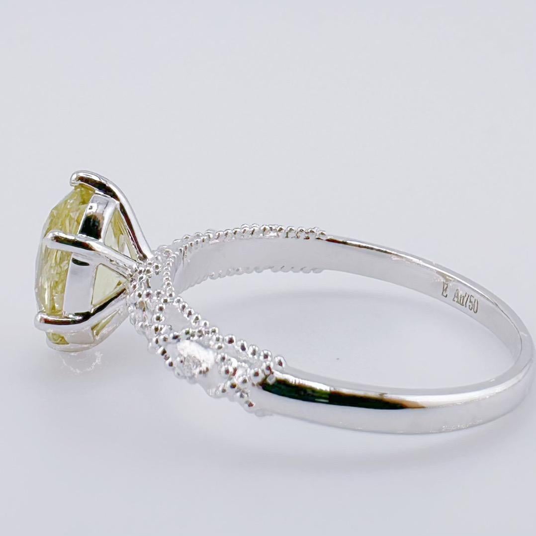 Anillo de diamantes verdes talla cojín de oro blanco de 18 quilates certificado AGL con diamantes Corte cojín en venta