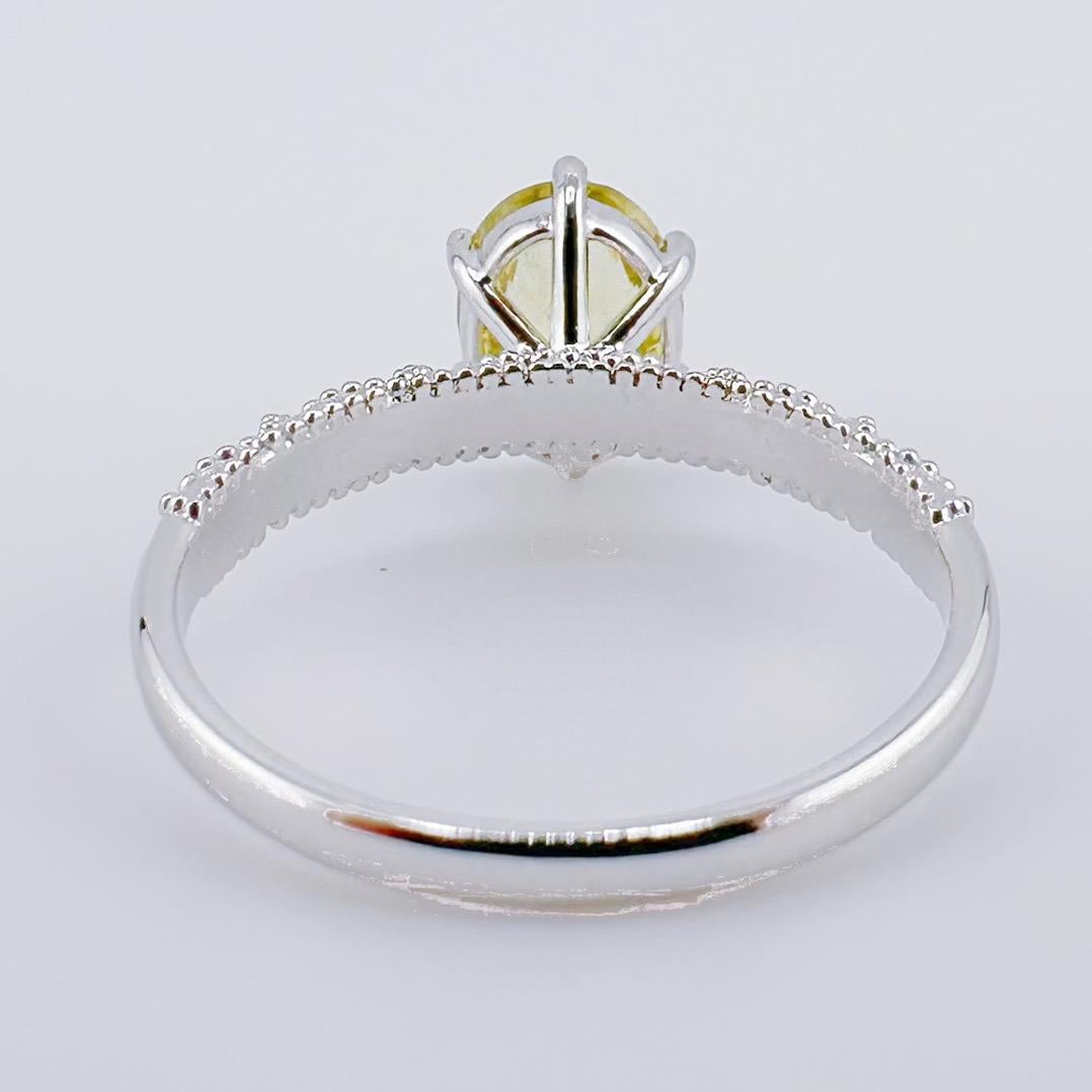 Anillo de diamantes verdes talla cojín de oro blanco de 18 quilates certificado AGL con diamantes en Nuevo estado para la venta en Kowloon, HK