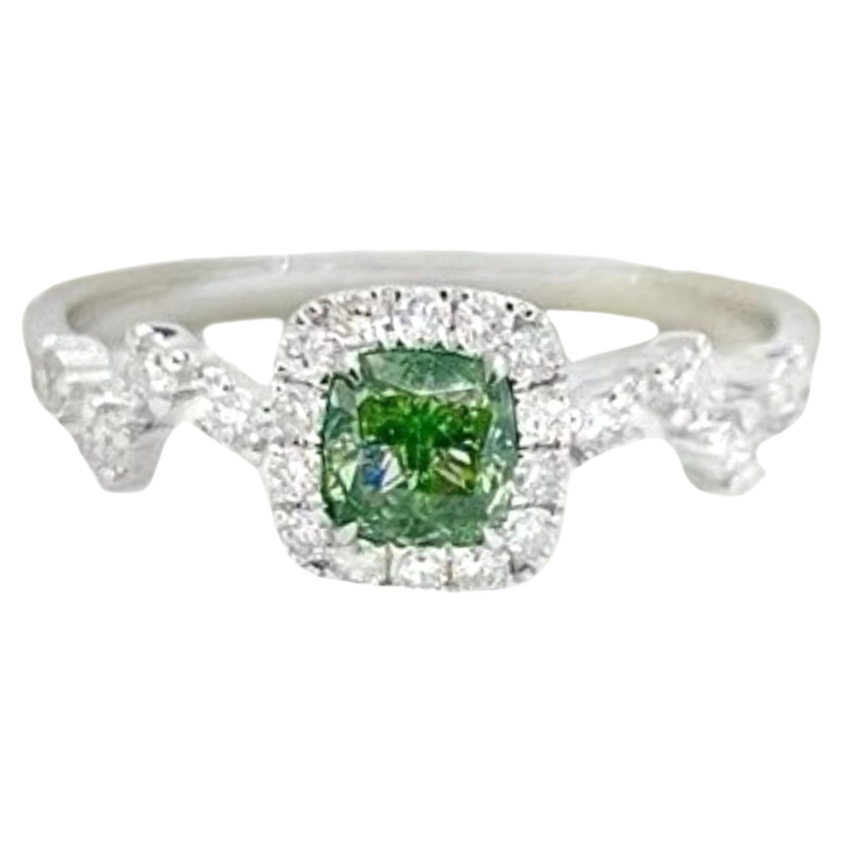 Anillo de compromiso de diamantes talla cojín verde fantasía en oro blanco de 18 quilates certificado por AGL