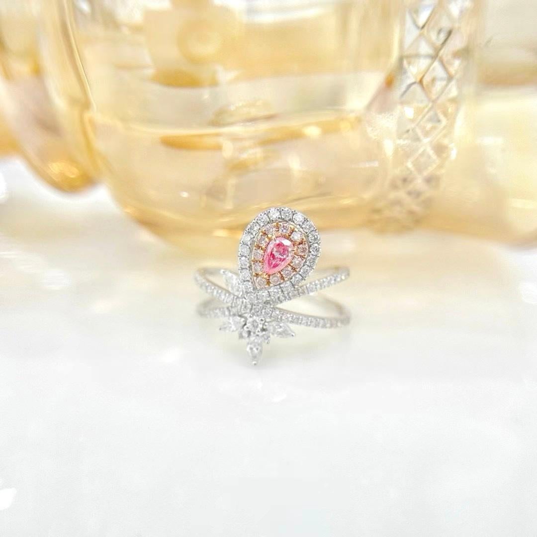 Bague en or blanc 18K avec diamants roses taillés en poire

1 diamant rose taille poire - 0,15 CT
Diamants - 0,64 CT
Poids total - 3,24 GM