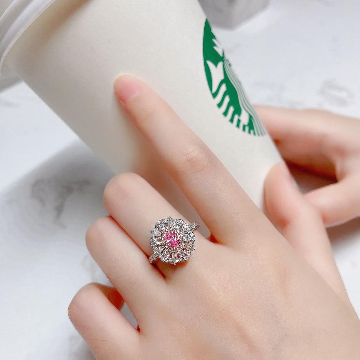 Femenino o masculino AGL Anillo de cóctel de diamantes rosas con diamantes certificado en oro blanco de 18 quilates en venta