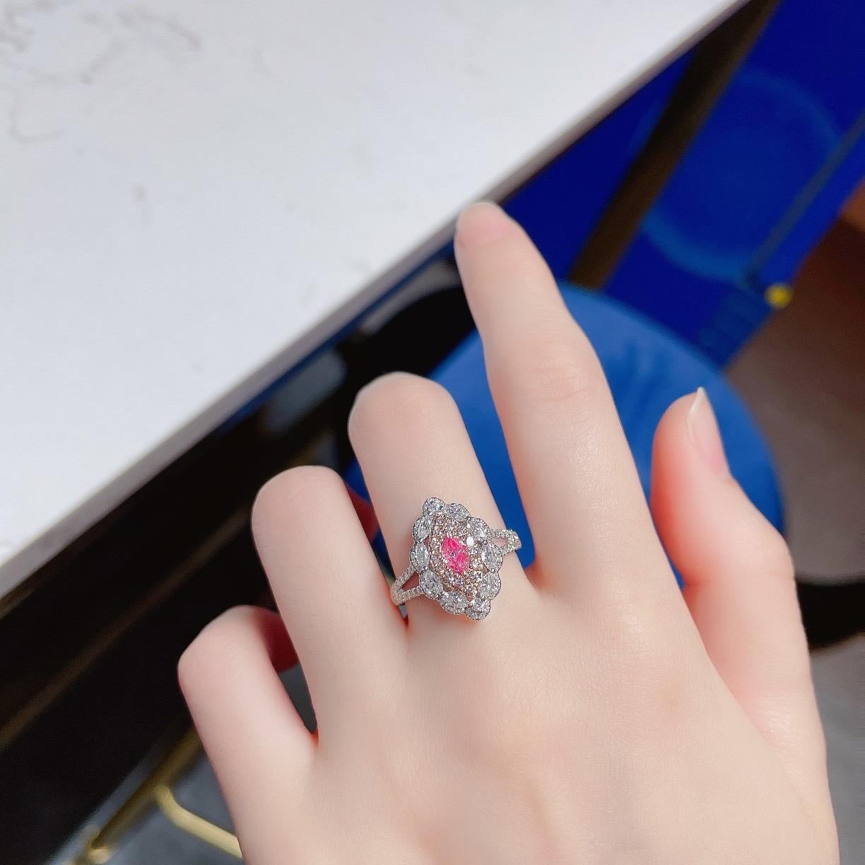 AGL Certified 18K White Gold Pink Diamond Ring with Diamonds In New Condition For Sale In Kowloon, HK
