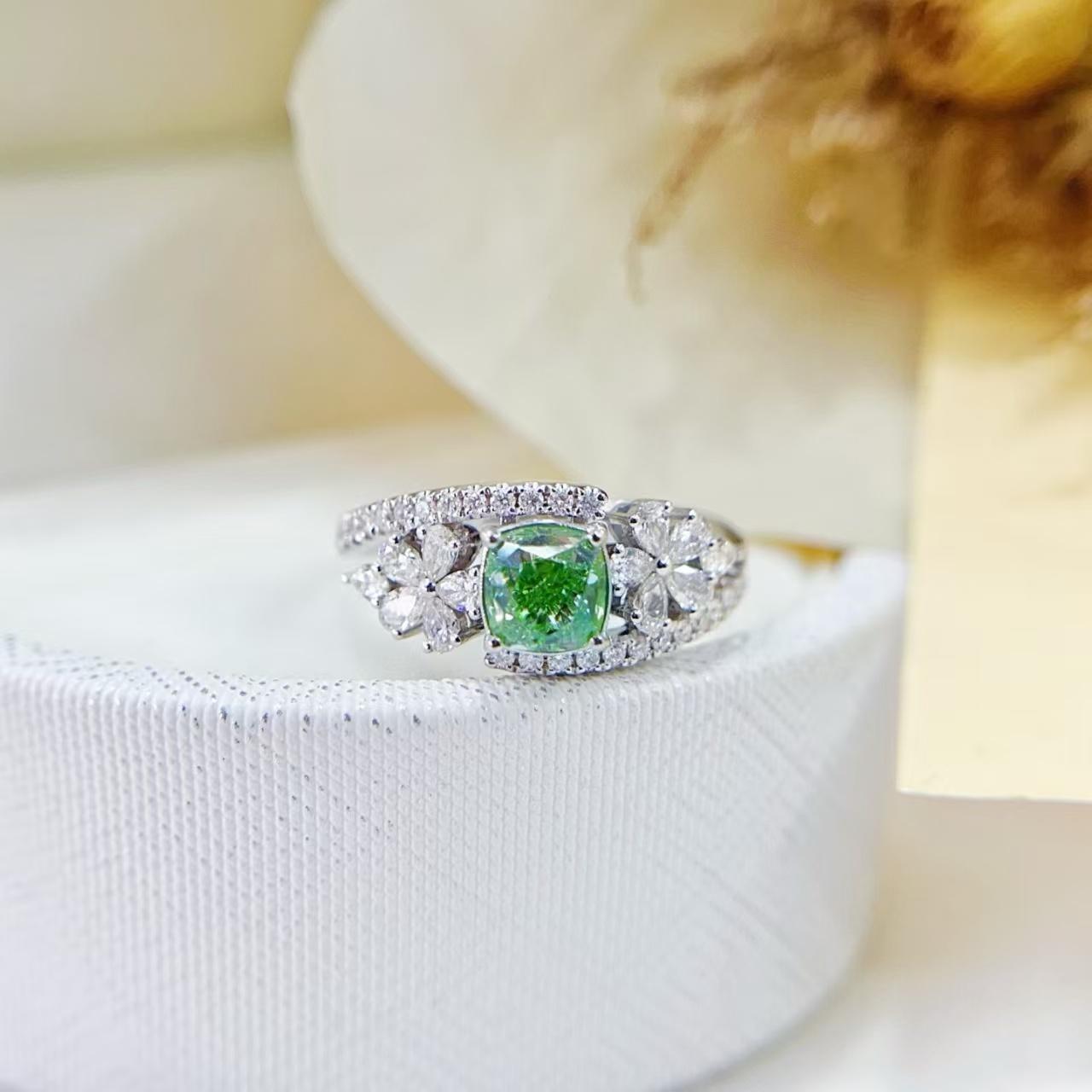 Bague en or blanc 18 carats certifiée AGL : motif floral marquise vert coussin

Pierre principale D - 1.08 CT
Pierre latérale D - 0,57 CT 
Poids total - 3,63 GM

Qualité certifiée : Certifié AGL, garantissant la fiabilité et l'authenticité.
Une