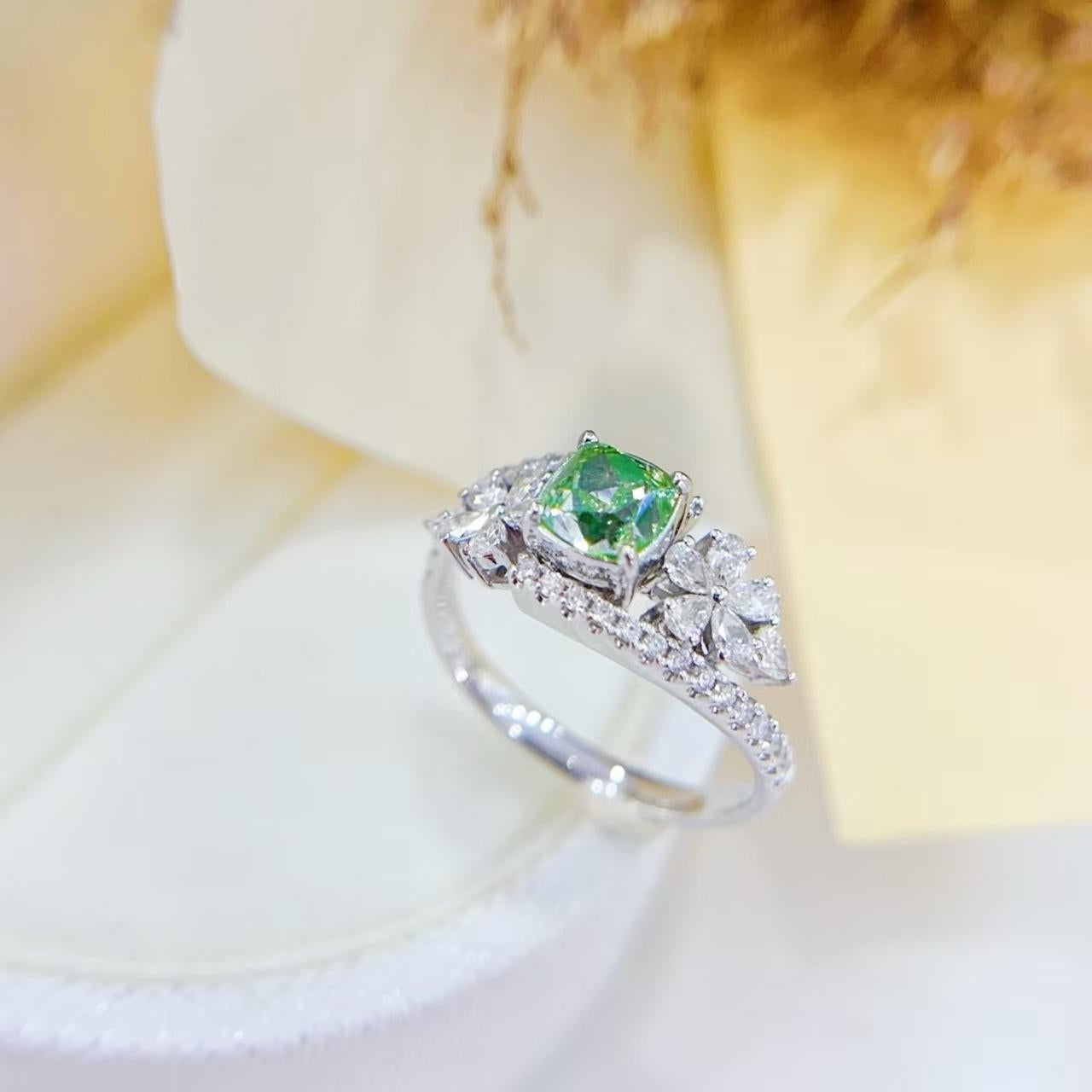 Moderne Bague en or blanc 18 carats certifiée AGL : motif floral marquise vert coussin en vente