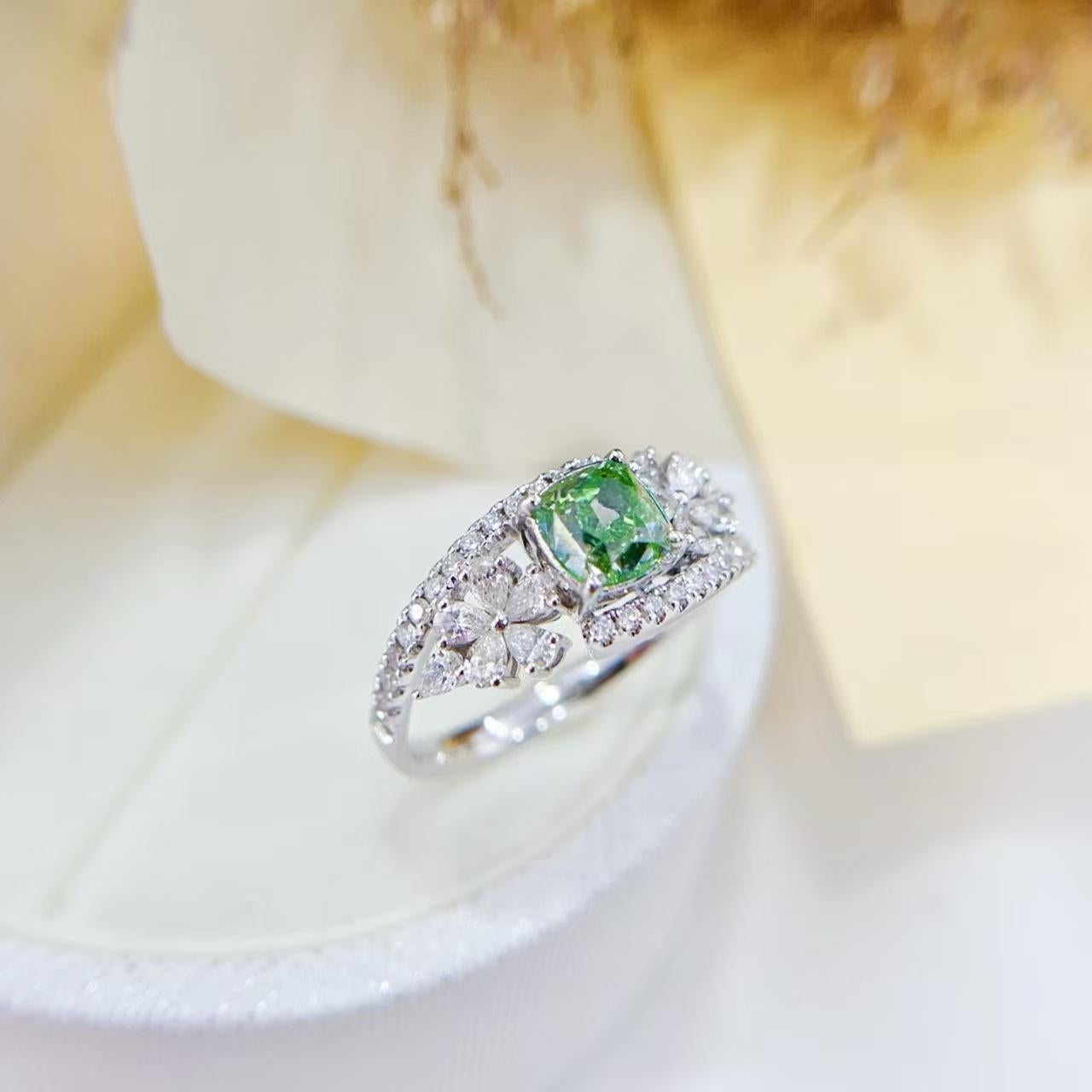 Taille Marquise Bague en or blanc 18 carats certifiée AGL : motif floral marquise vert coussin en vente