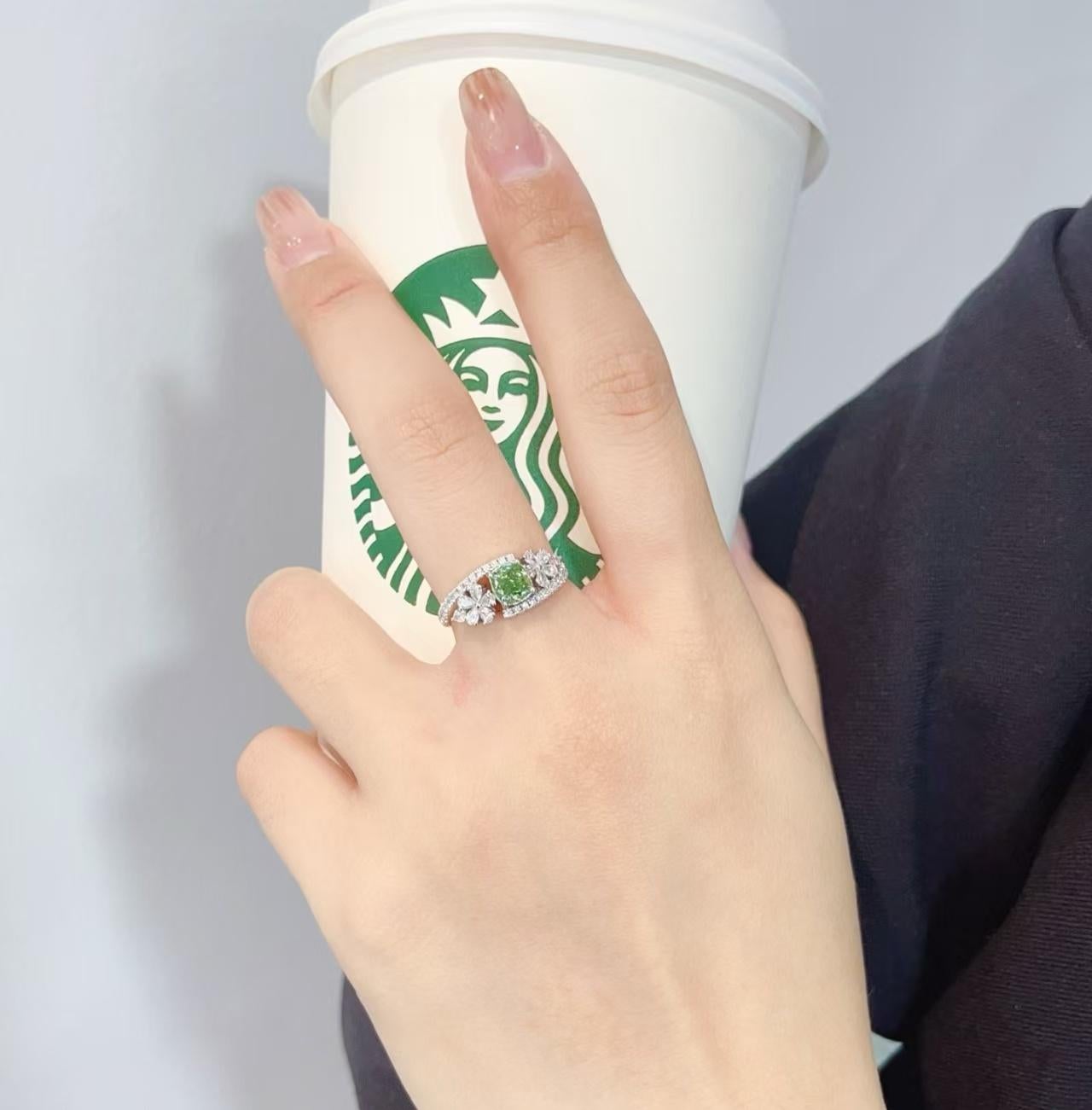 Bague en or blanc 18 carats certifiée AGL : motif floral marquise vert coussin Neuf - En vente à Kowloon, HK