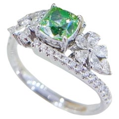 Anillo de oro blanco de 18 quilates certificado AGL: Cojín Verde Marquesa Diseño Floral