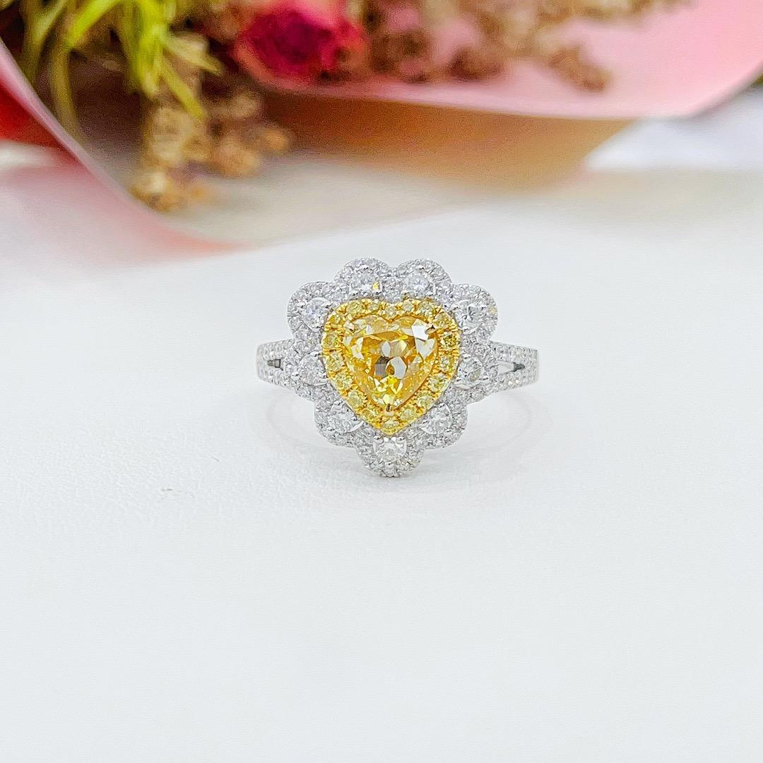 Anillo de diamantes amarillos de oro blanco de 18 quilates con certificado AGL 

1 Diamante Amarillo - 1.01 CT
Diamantes - 0.64 CT

Peso total - 4,19 GM