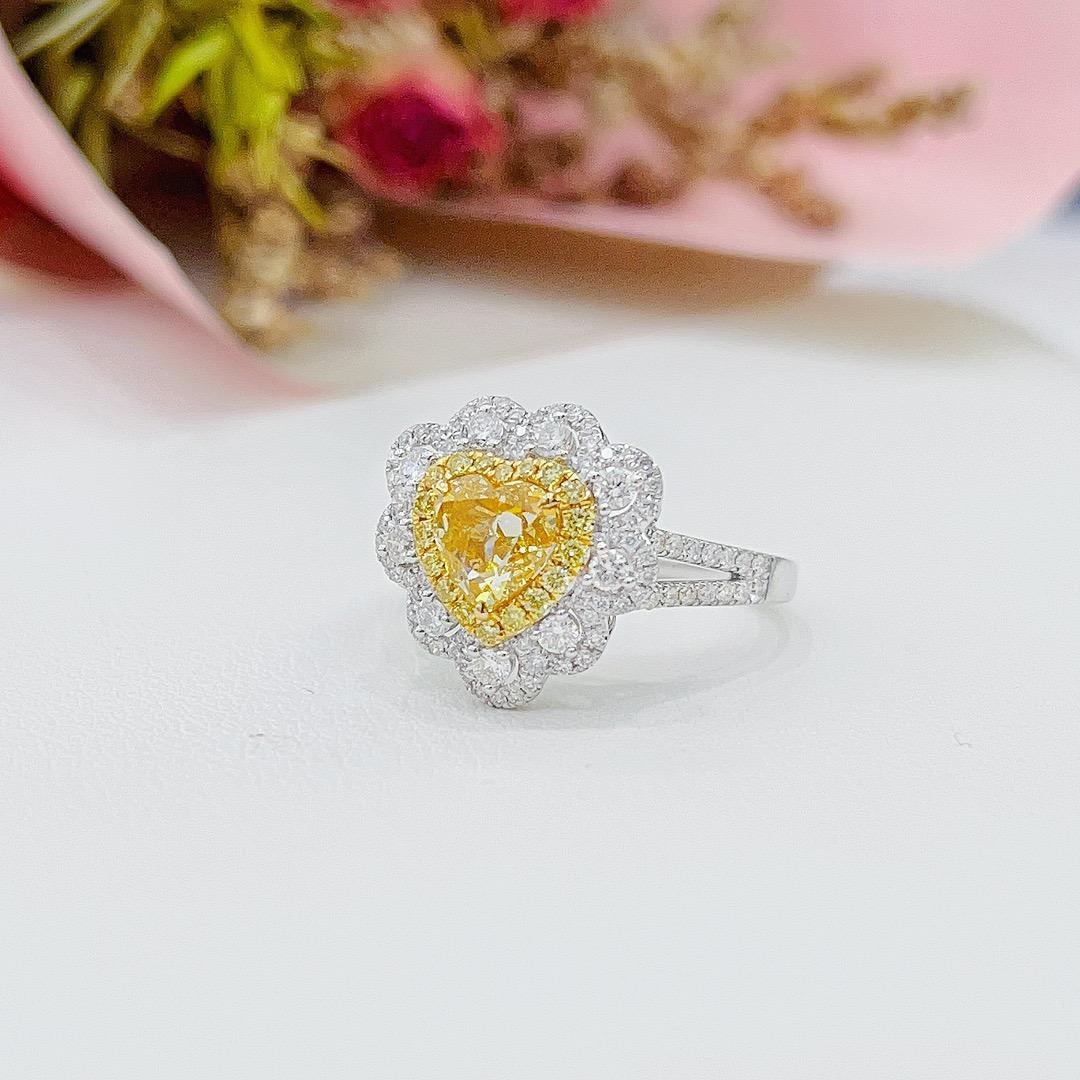 Anillo de diamantes amarillos de oro blanco de 18 quilates con certificado AGL Moderno en venta