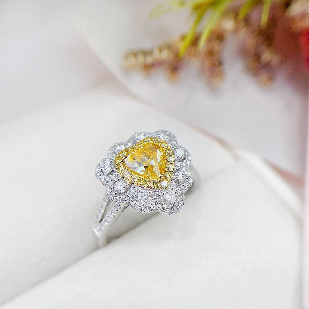 Anillo de diamantes amarillos de oro blanco de 18 quilates con certificado AGL Corte de corazón en venta