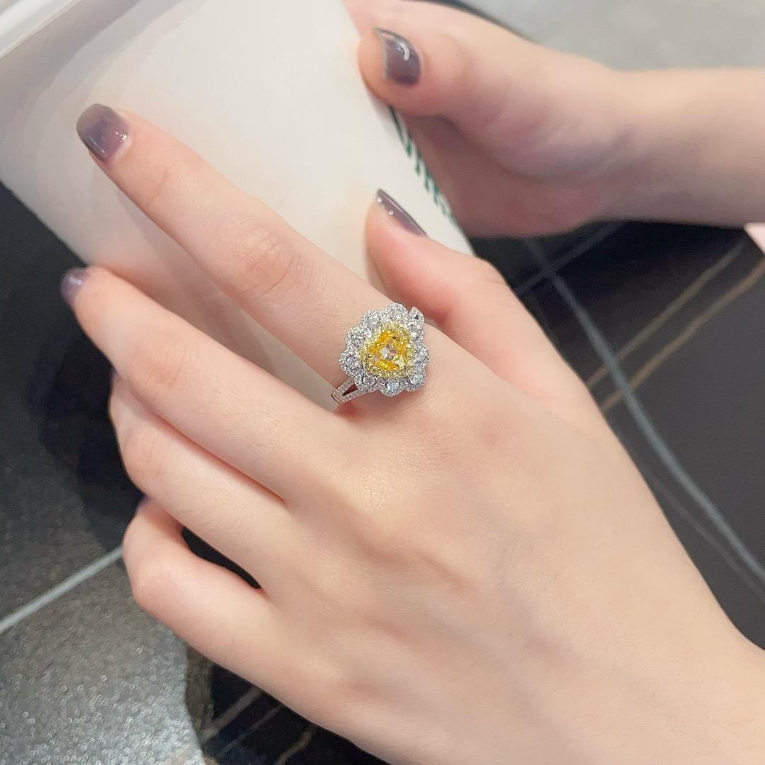 Anillo de diamantes amarillos de oro blanco de 18 quilates con certificado AGL en Nuevo estado para la venta en Kowloon, HK