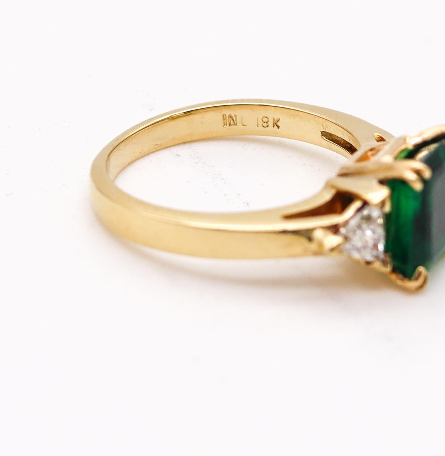 AGL Certified 18kt Gold Classic Ring with 2.52 Cts Green Emerald and Diamonds In Excellent Condition For Sale In Miami, FL