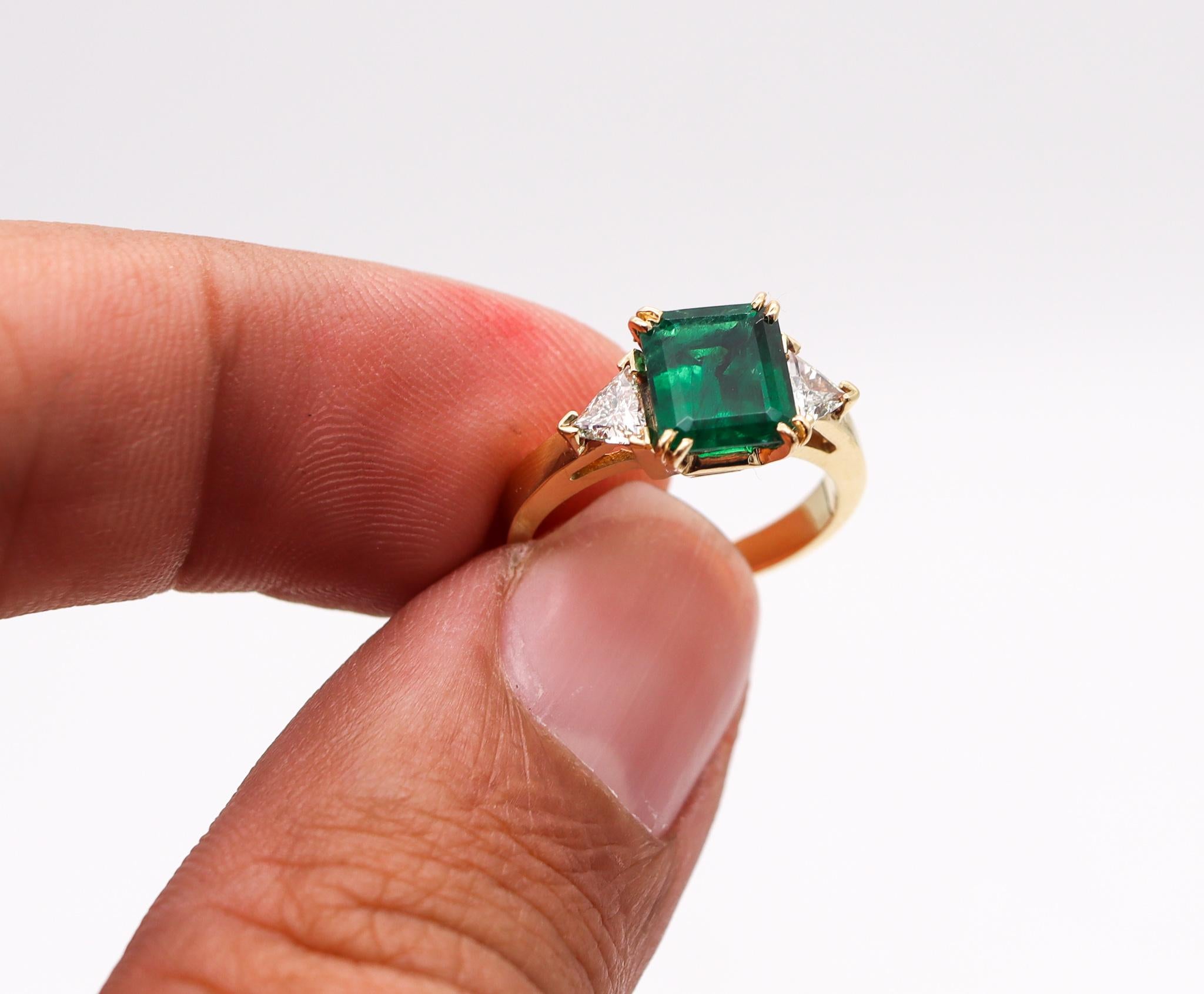Women's AGL Certified 18kt Gold Classic Ring with 2.52 Cts Green Emerald and Diamonds For Sale